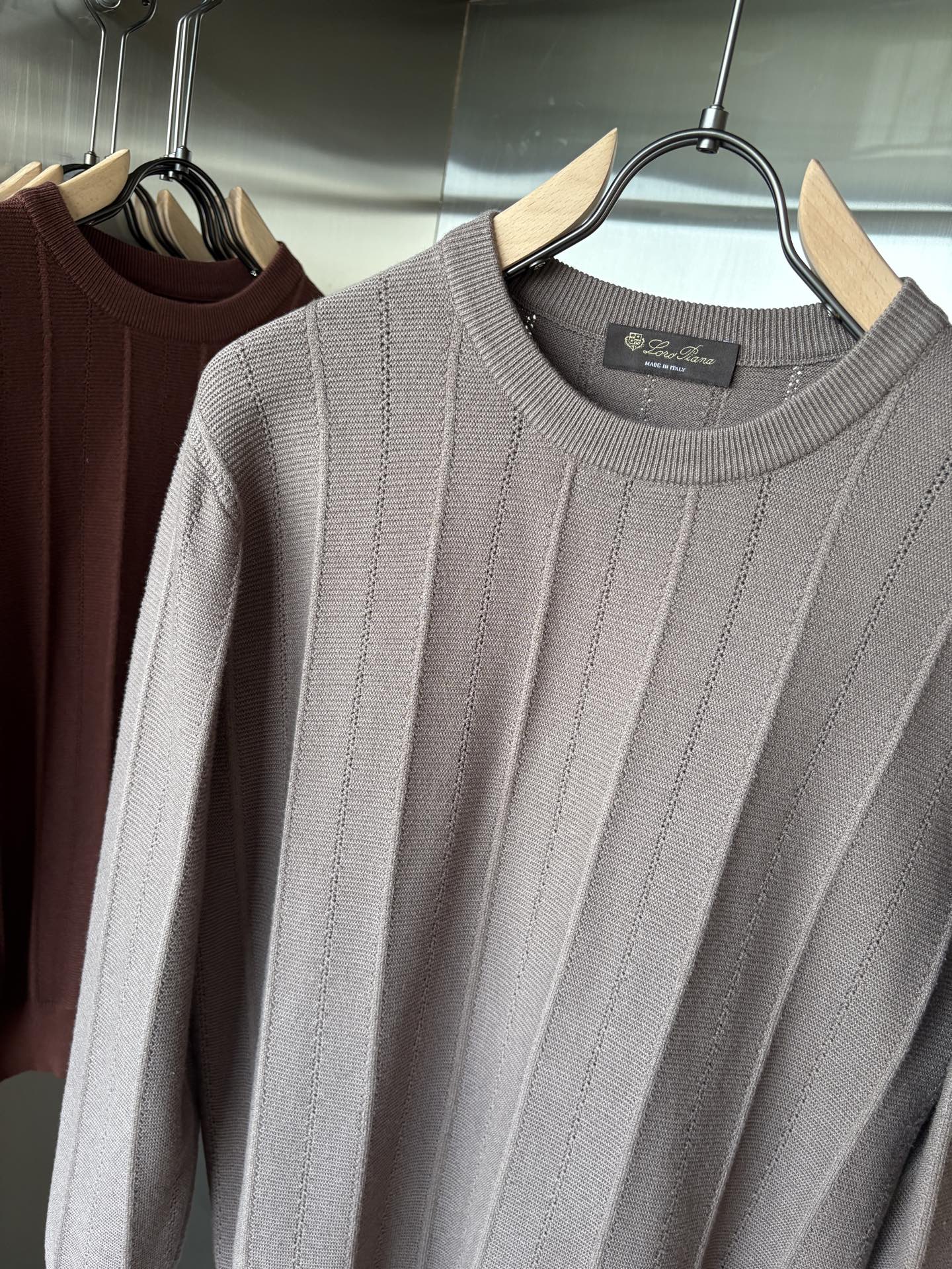 耗时王”菱形提花设计甄选超细优质纱线翻领短袖男士典藏款「耗时王」长袖针织奢雅工艺，触肤即高阶。• 匠心底