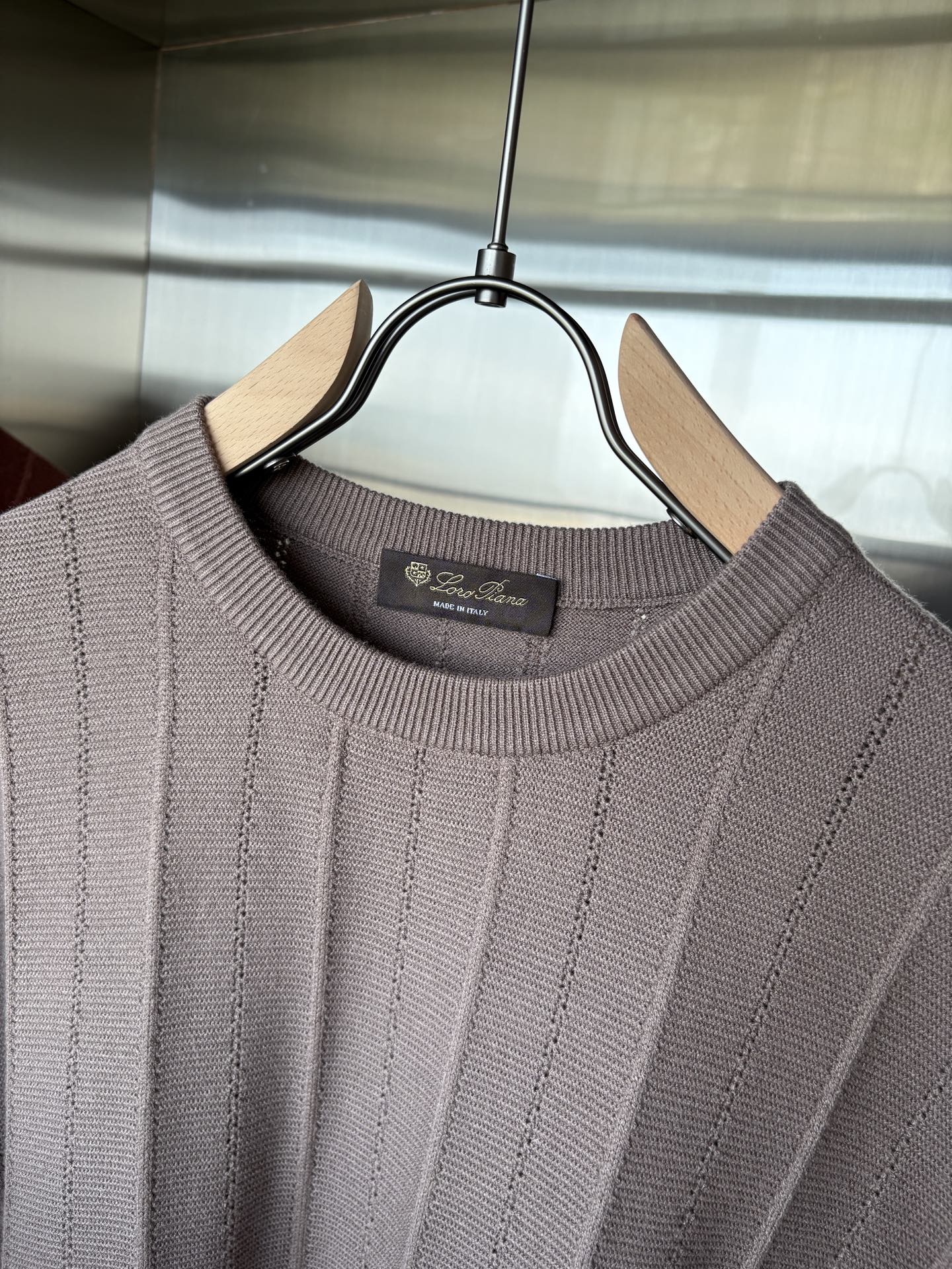 耗时王”菱形提花设计甄选超细优质纱线翻领短袖男士典藏款「耗时王」长袖针织奢雅工艺，触肤即高阶。• 匠心底