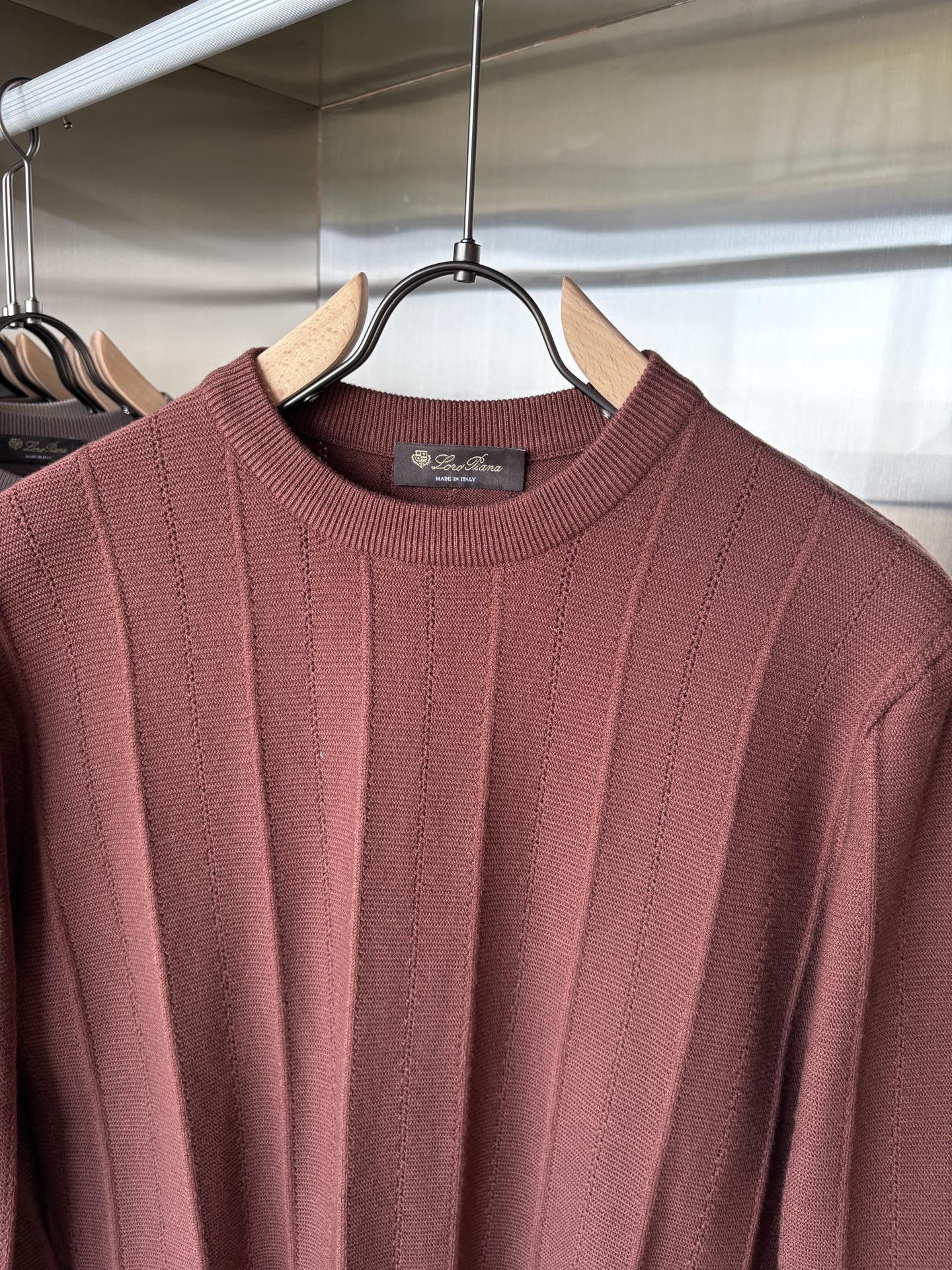 耗时王”菱形提花设计甄选超细优质纱线翻领短袖男士典藏款「耗时王」长袖针织奢雅工艺，触肤即高阶。• 匠心底