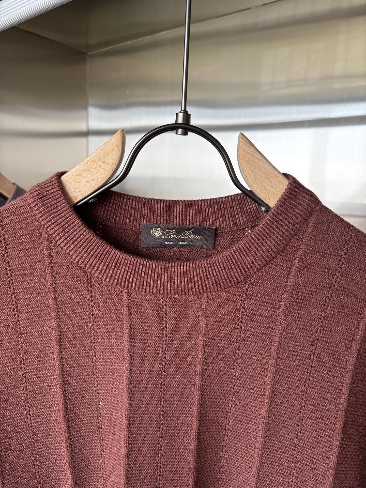 耗时王”菱形提花设计甄选超细优质纱线翻领短袖男士典藏款「耗时王」长袖针织奢雅工艺，触肤即高阶。• 匠心底