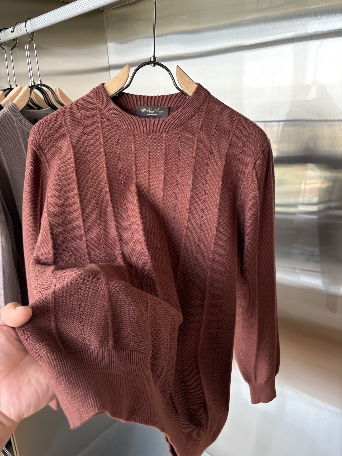 耗时王”菱形提花设计甄选超细优质纱线翻领短袖男士典藏款「耗时王」长袖针织奢雅工艺，触肤即高阶。• 匠心底