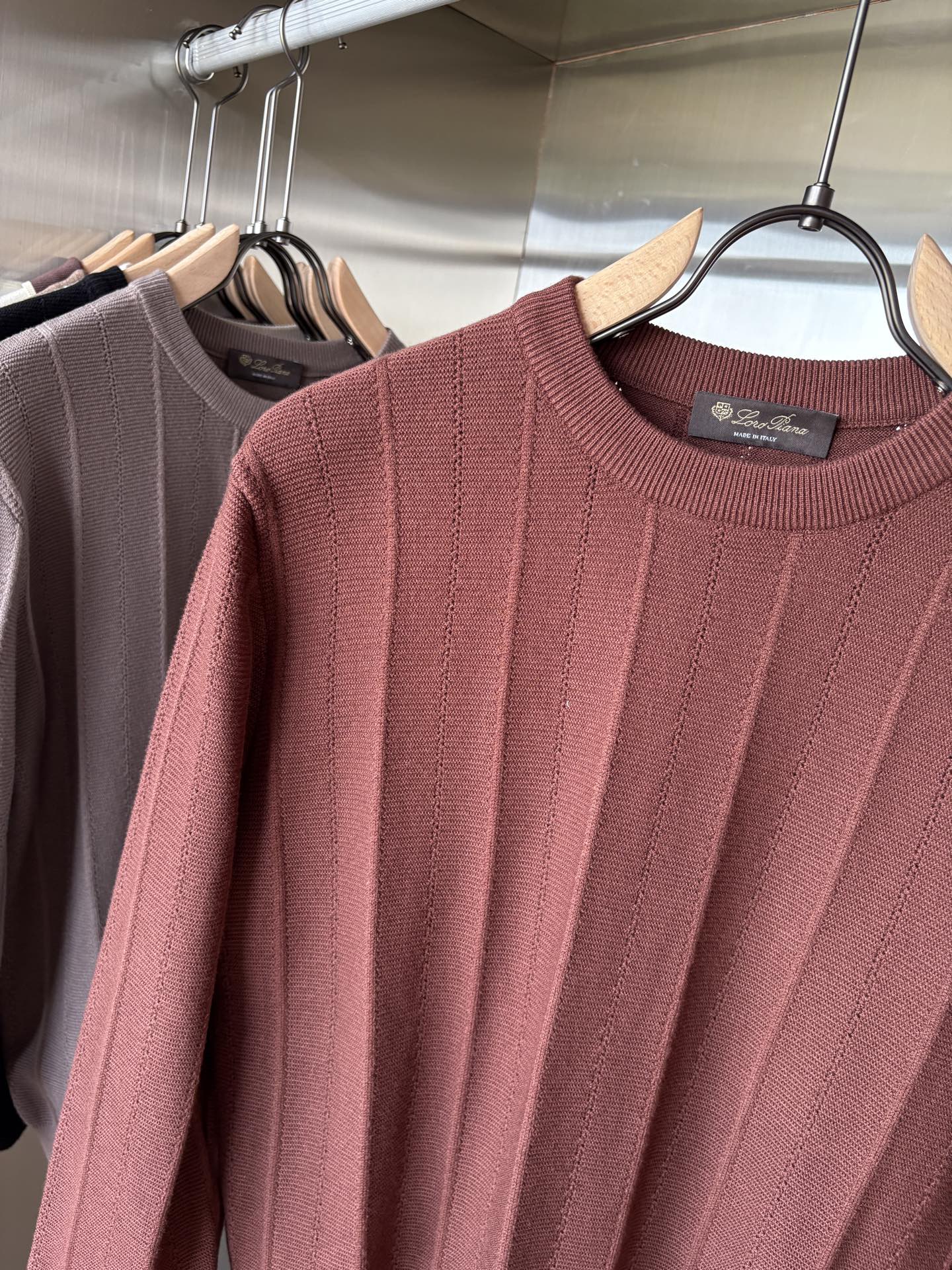 耗时王”菱形提花设计甄选超细优质纱线翻领短袖男士典藏款「耗时王」长袖针织奢雅工艺，触肤即高阶。• 匠心底