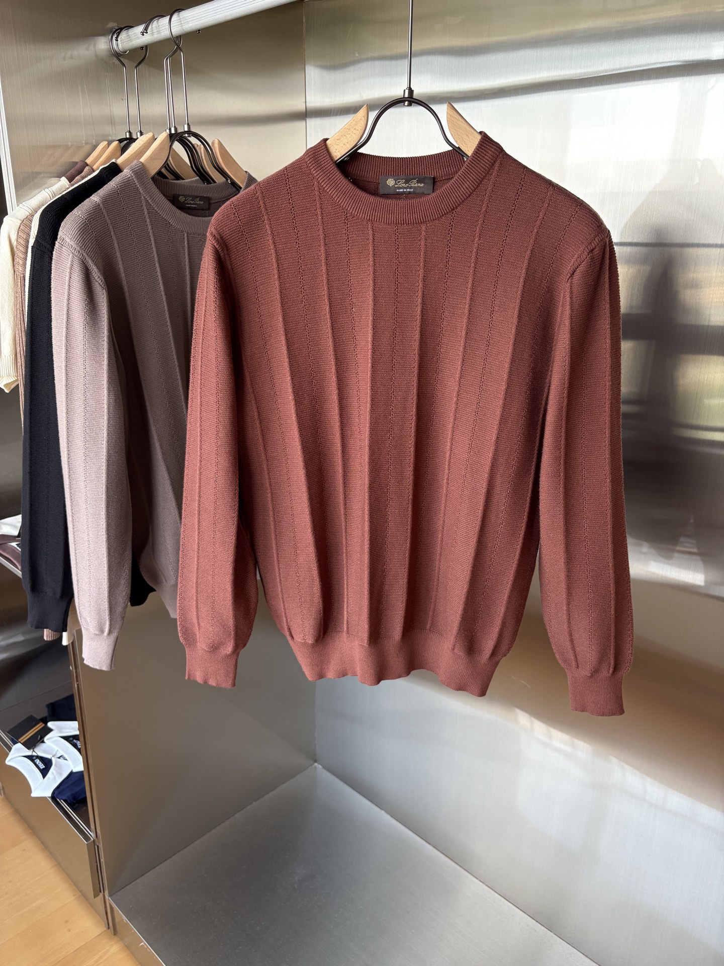 耗时王”菱形提花设计甄选超细优质纱线翻领短袖男士典藏款「耗时王」长袖针织奢雅工艺，触肤即高阶。• 匠心底