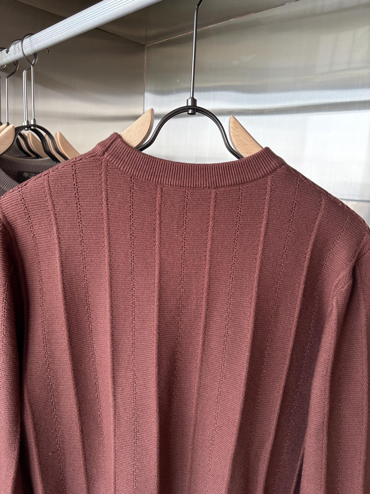 耗时王”菱形提花设计甄选超细优质纱线翻领短袖男士典藏款「耗时王」长袖针织奢雅工艺，触肤即高阶。• 匠心底