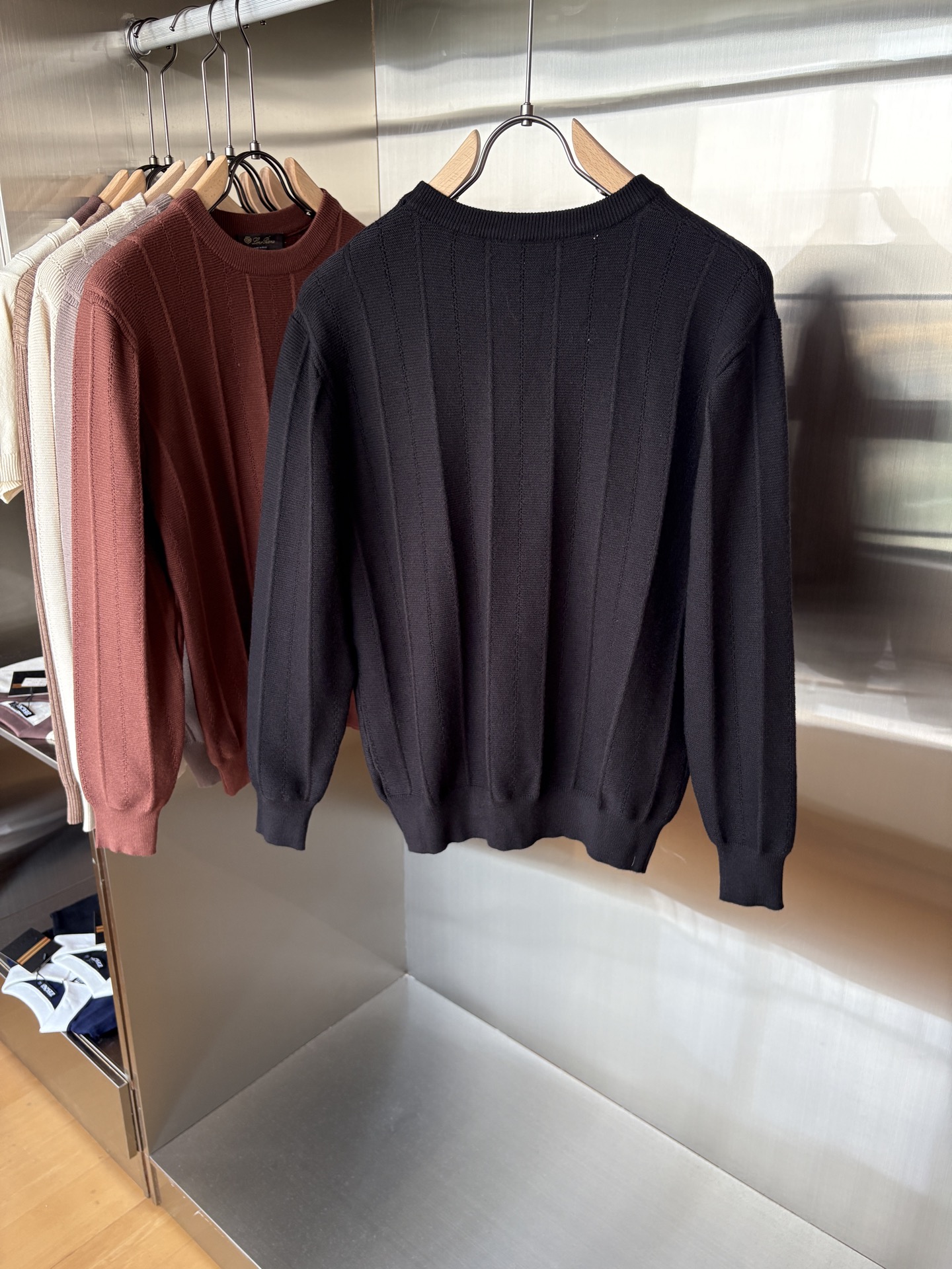 耗时王”菱形提花设计甄选超细优质纱线翻领短袖男士典藏款「耗时王」长袖针织奢雅工艺，触肤即高阶。• 匠心底