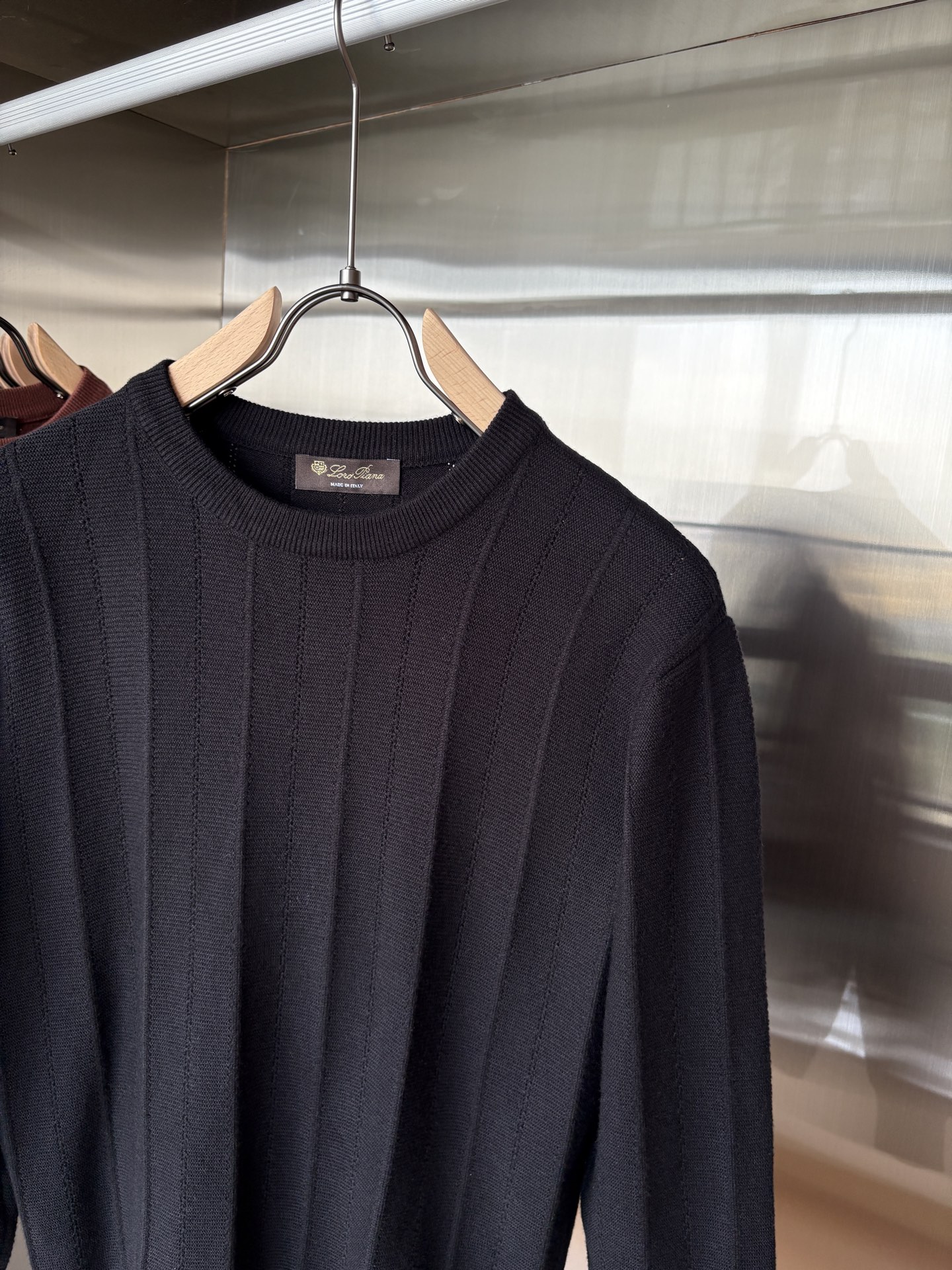 耗时王”菱形提花设计甄选超细优质纱线翻领短袖男士典藏款「耗时王」长袖针织奢雅工艺，触肤即高阶。• 匠心底