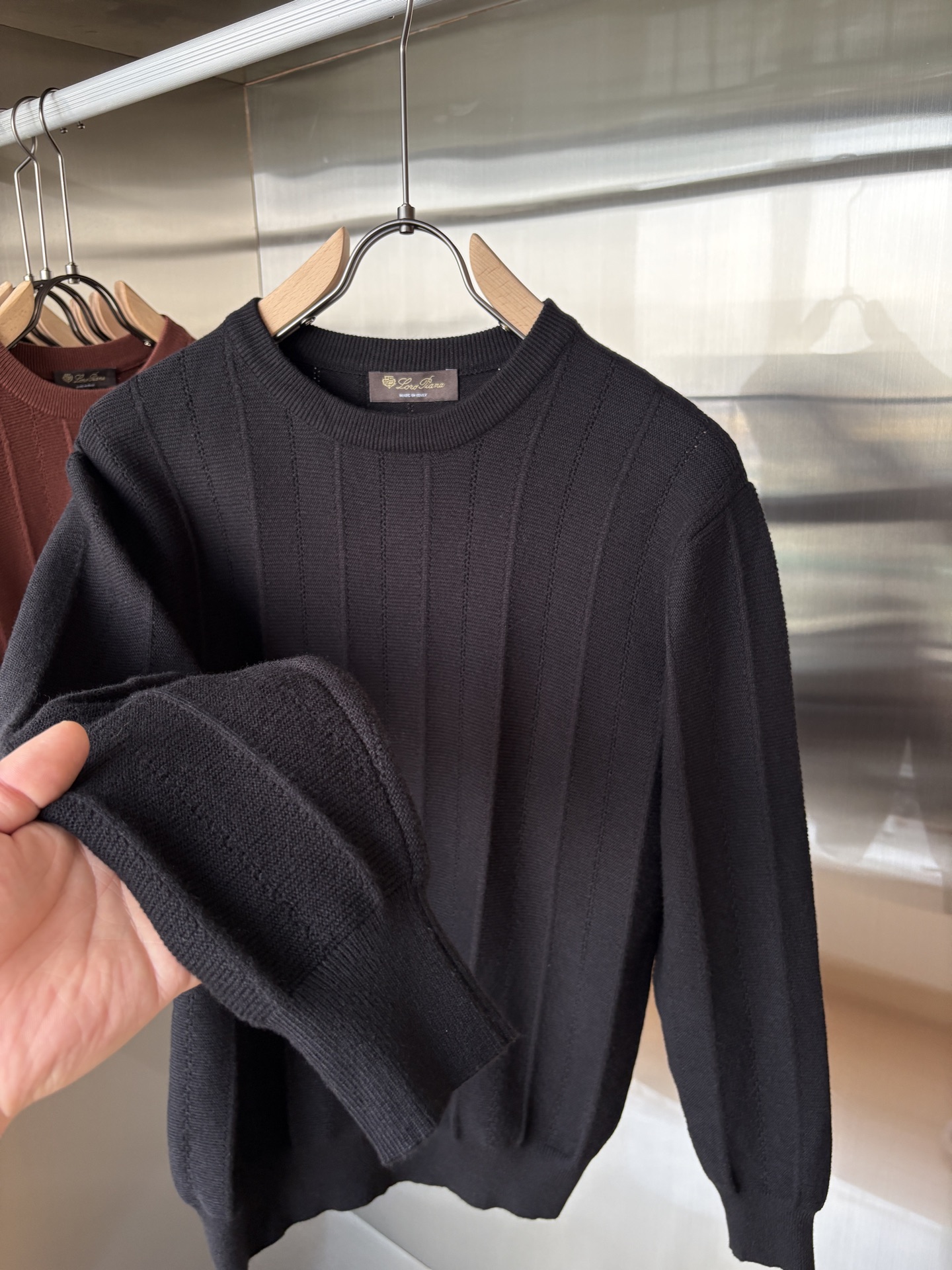 耗时王”菱形提花设计甄选超细优质纱线翻领短袖男士典藏款「耗时王」长袖针织奢雅工艺，触肤即高阶。• 匠心底