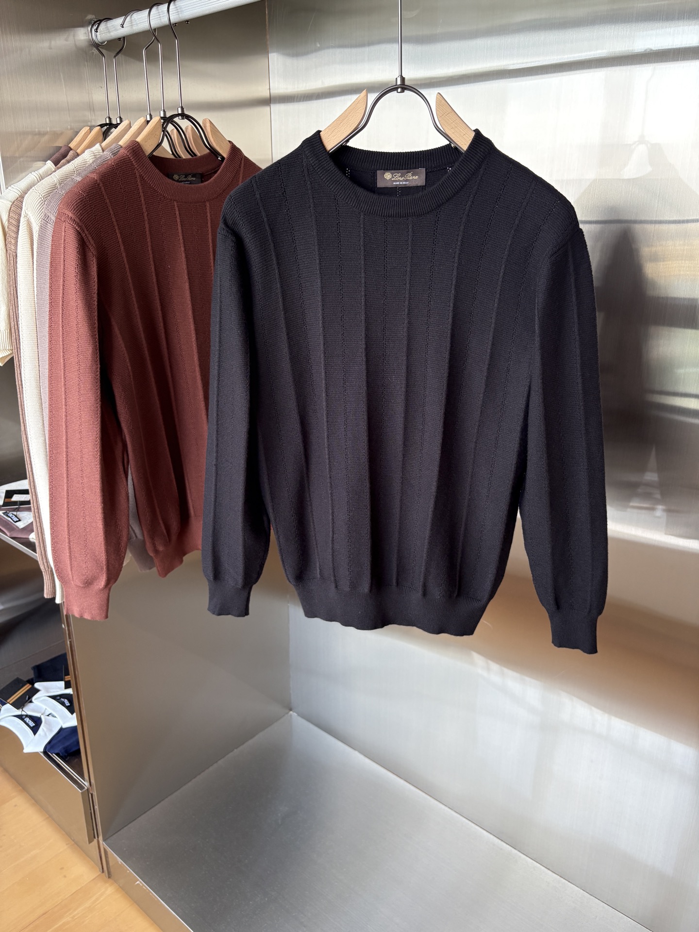 耗时王”菱形提花设计甄选超细优质纱线翻领短袖男士典藏款「耗时王」长袖针织奢雅工艺，触肤即高阶。• 匠心底