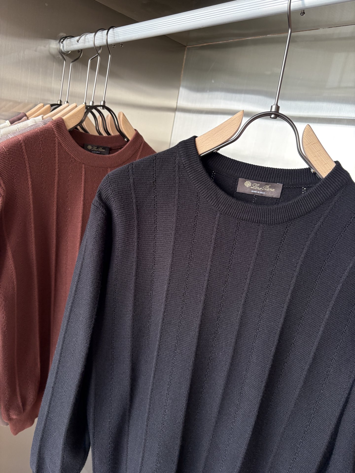 耗时王”菱形提花设计甄选超细优质纱线翻领短袖男士典藏款「耗时王」长袖针织奢雅工艺，触肤即高阶。• 匠心底