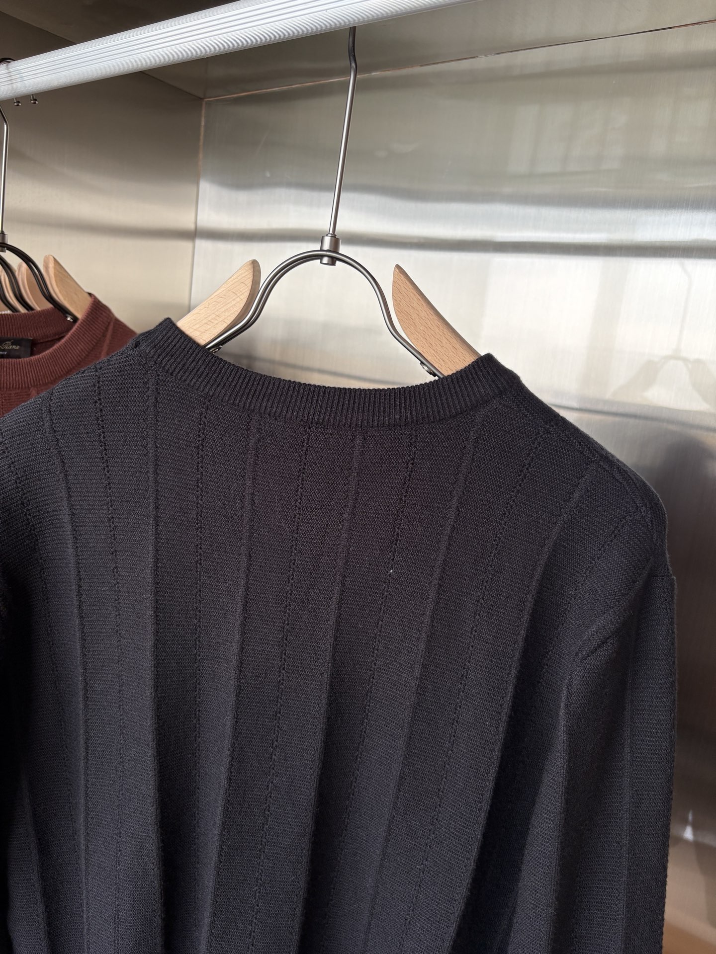 耗时王”菱形提花设计甄选超细优质纱线翻领短袖男士典藏款「耗时王」长袖针织奢雅工艺，触肤即高阶。• 匠心底