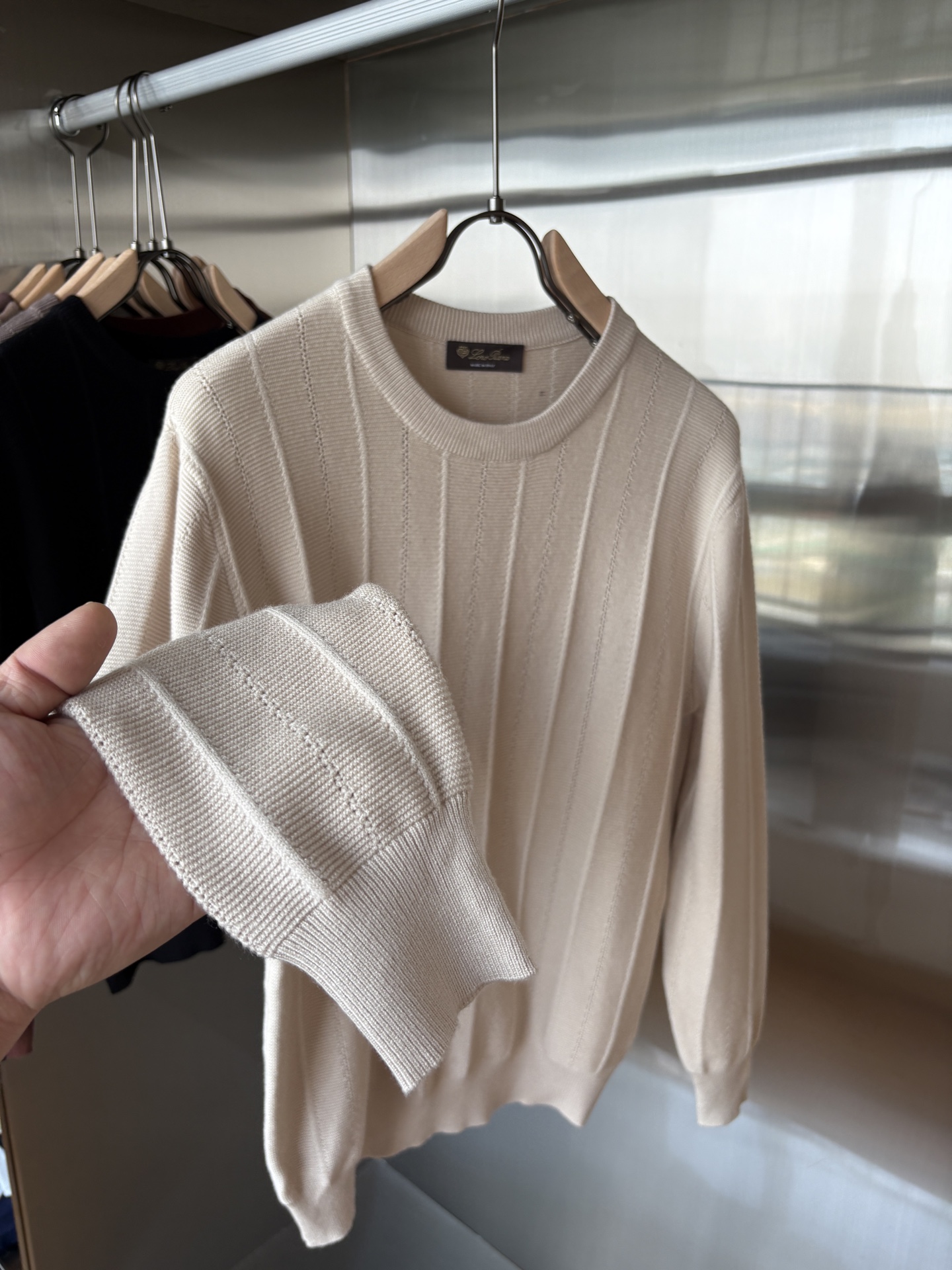 耗时王”菱形提花设计甄选超细优质纱线翻领短袖男士典藏款「耗时王」长袖针织奢雅工艺，触肤即高阶。• 匠心底