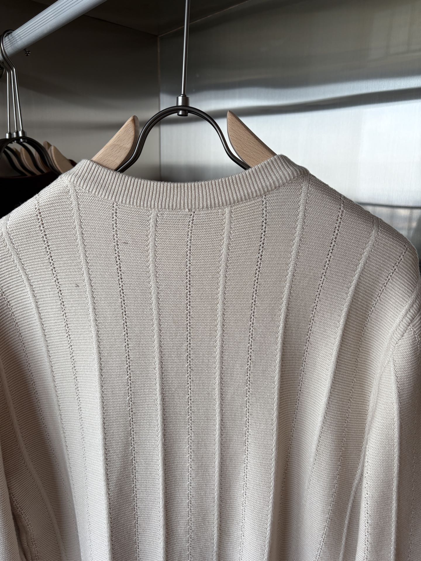 耗时王”菱形提花设计甄选超细优质纱线翻领短袖男士典藏款「耗时王」长袖针织奢雅工艺，触肤即高阶。• 匠心底