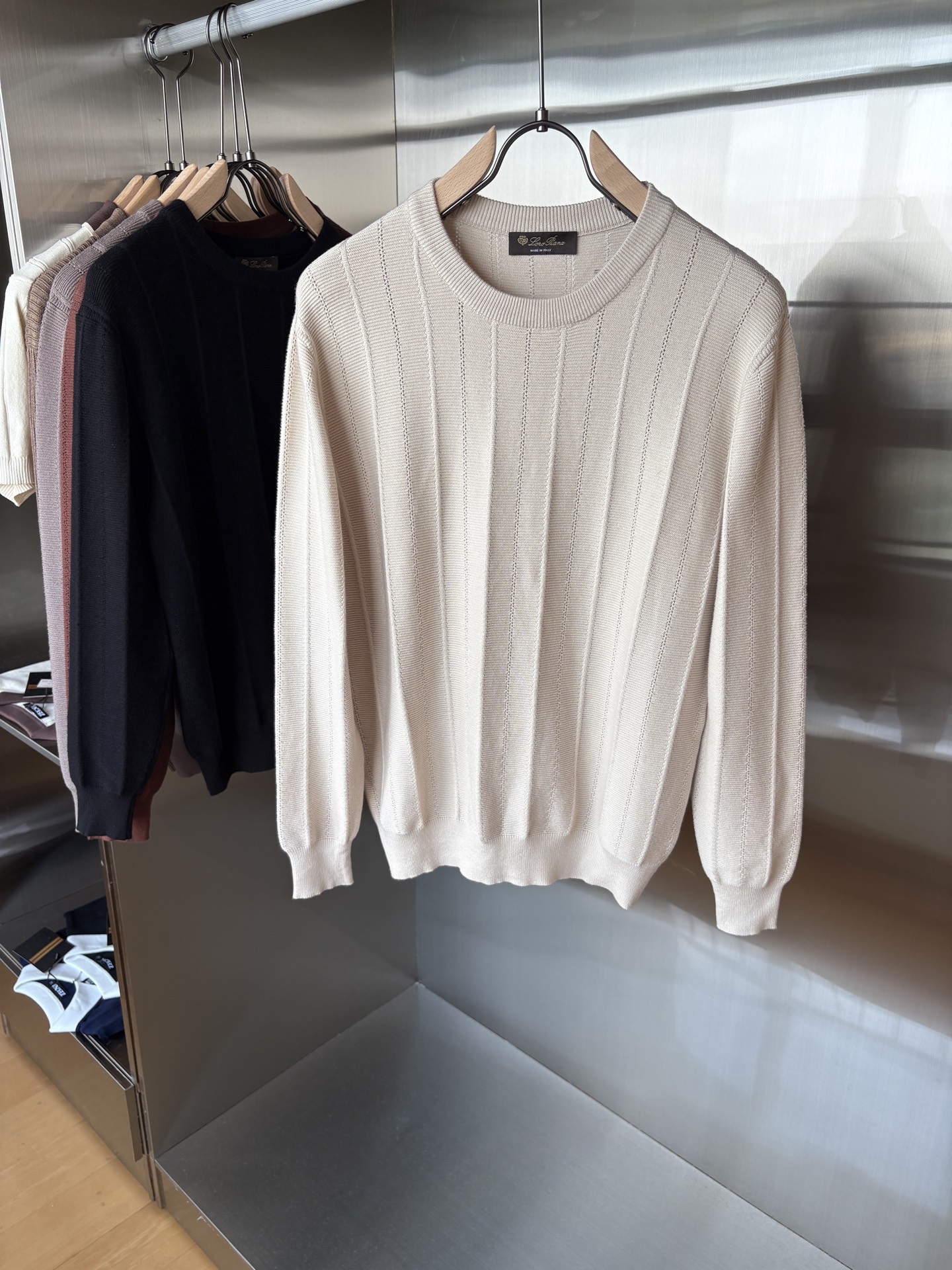 耗时王”菱形提花设计甄选超细优质纱线翻领短袖男士典藏款「耗时王」长袖针织奢雅工艺，触肤即高阶。• 匠心底