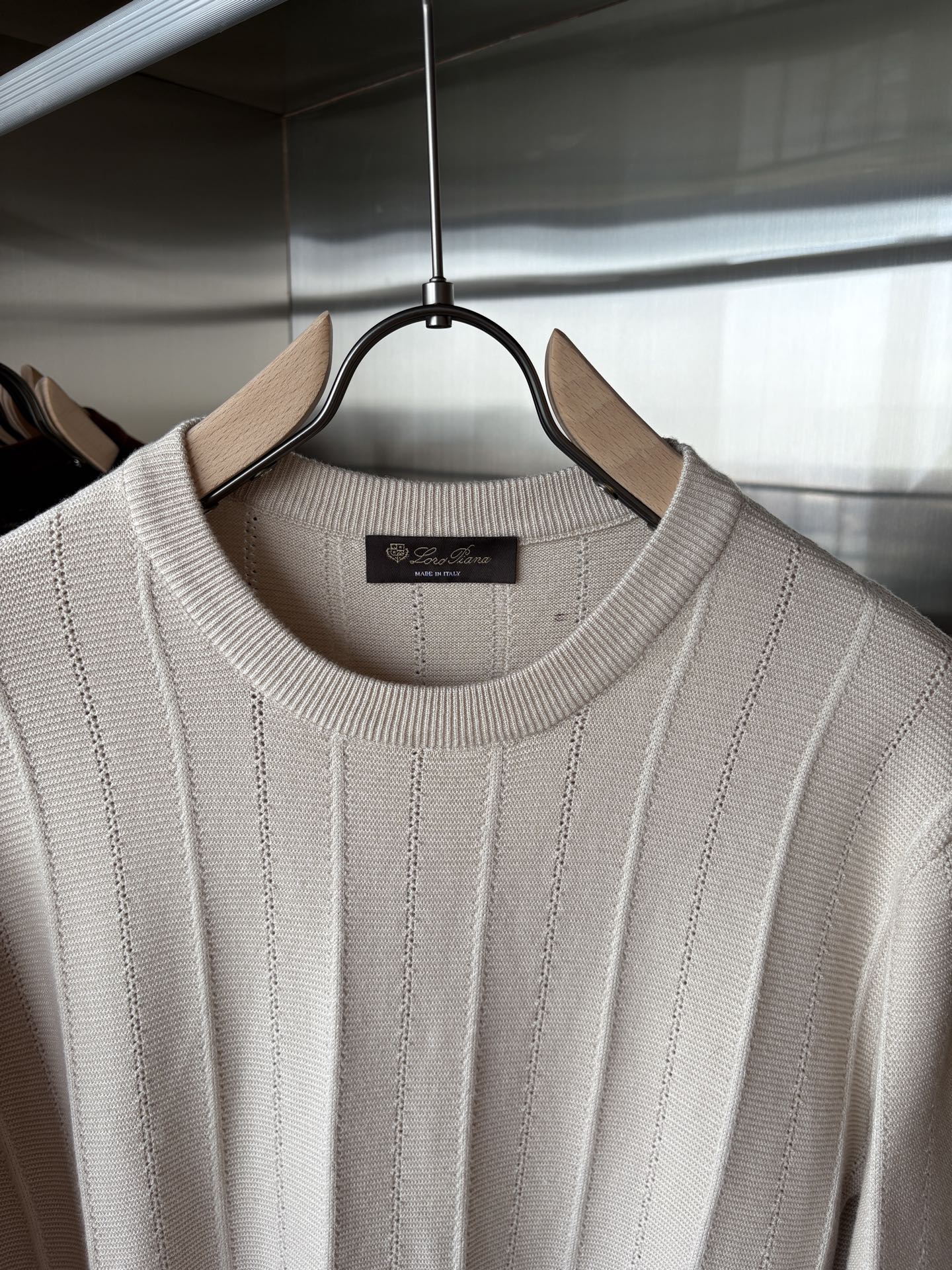 耗时王”菱形提花设计甄选超细优质纱线翻领短袖男士典藏款「耗时王」长袖针织奢雅工艺，触肤即高阶。• 匠心底