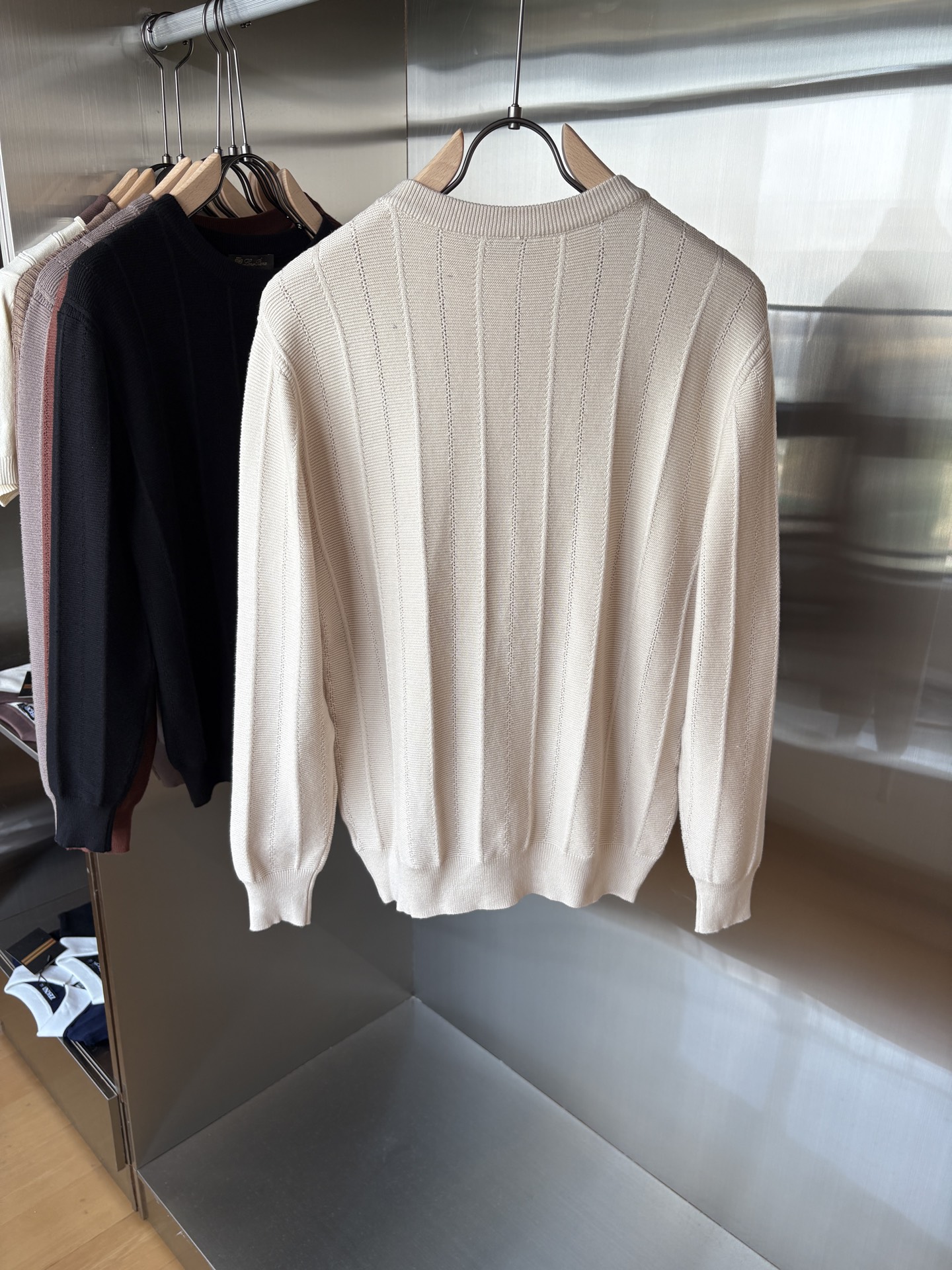 耗时王”菱形提花设计甄选超细优质纱线翻领短袖男士典藏款「耗时王」长袖针织奢雅工艺，触肤即高阶。• 匠心底