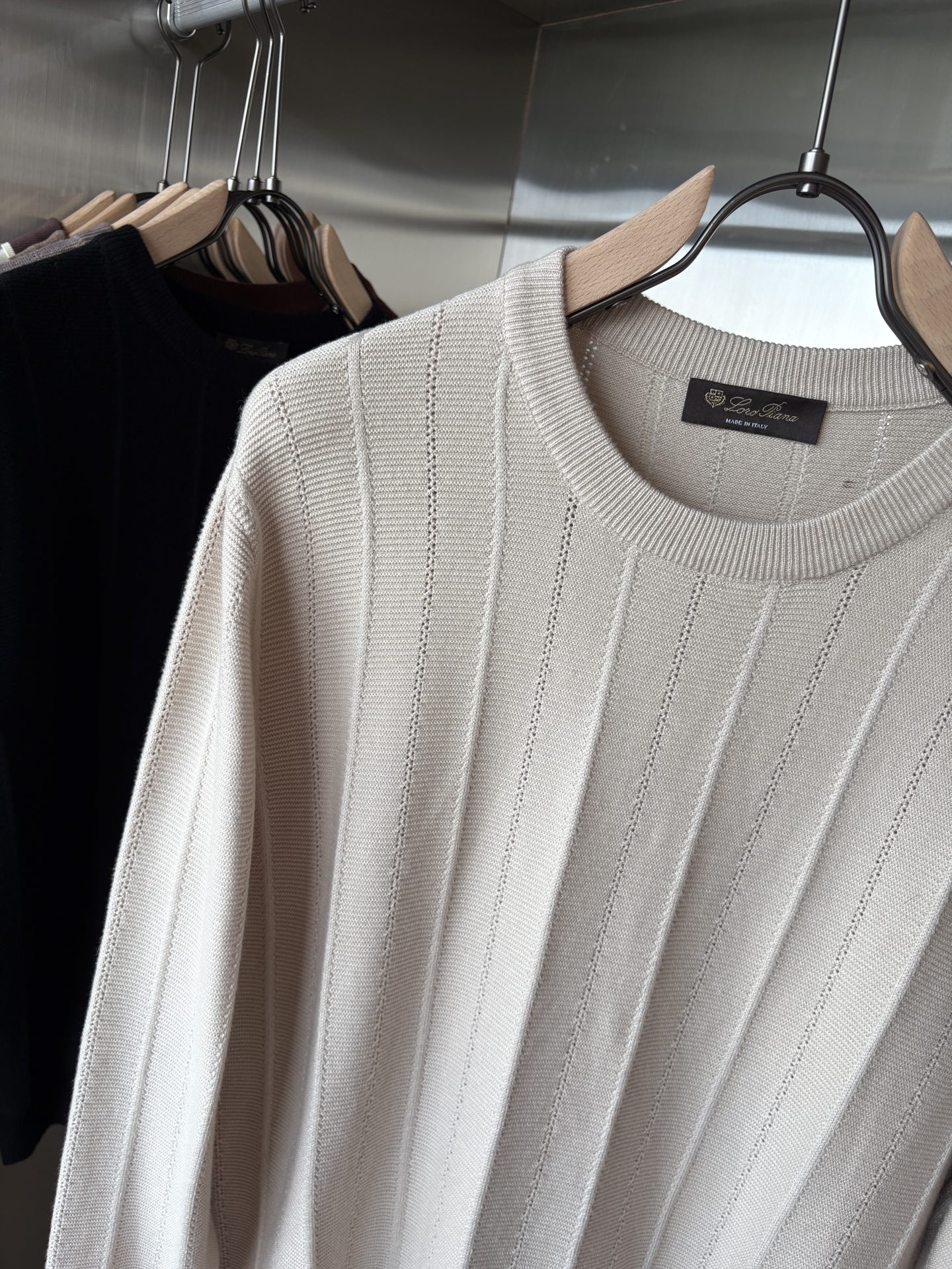 耗时王”菱形提花设计甄选超细优质纱线翻领短袖男士典藏款「耗时王」长袖针织奢雅工艺，触肤即高阶。• 匠心底