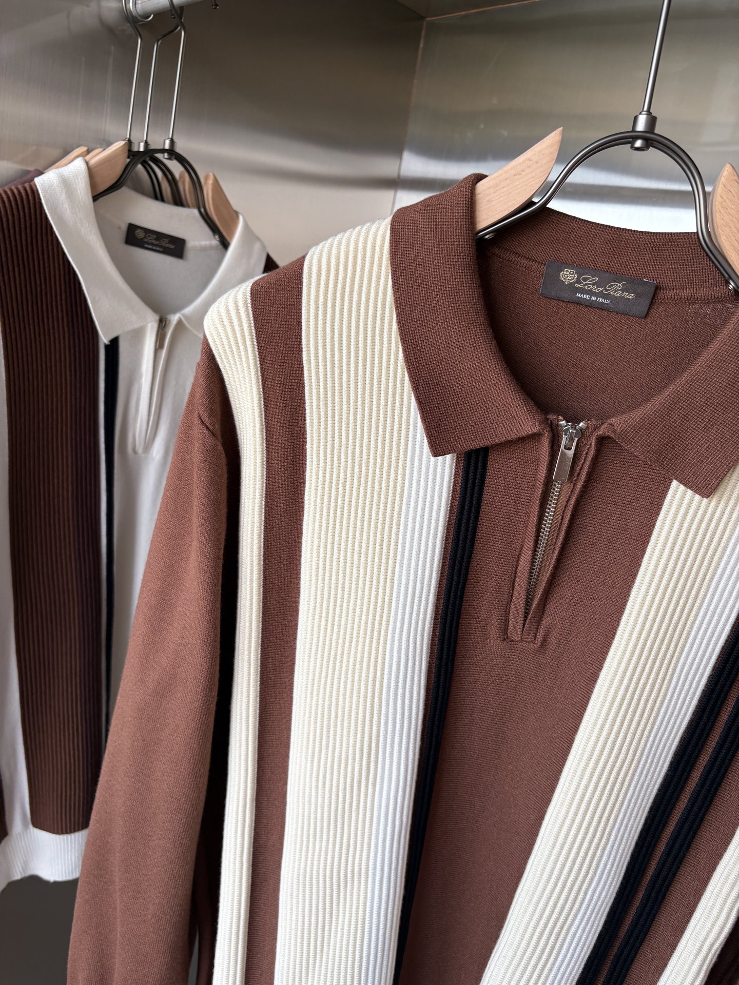 耗时王”菱形提花设计甄选超细优质纱线翻领短袖男士典藏款「耗时王」长袖针织奢雅工艺，触肤即高阶。• 匠心底