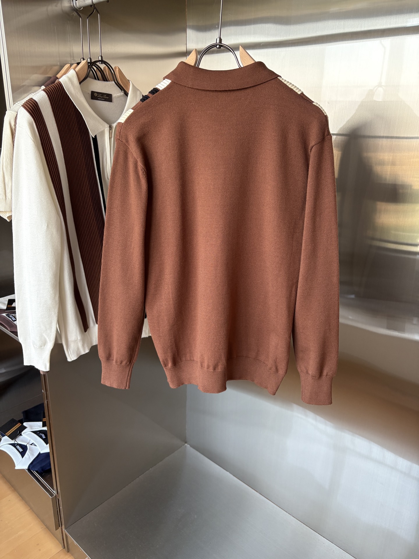 耗时王”菱形提花设计甄选超细优质纱线翻领短袖男士典藏款「耗时王」长袖针织奢雅工艺，触肤即高阶。• 匠心底