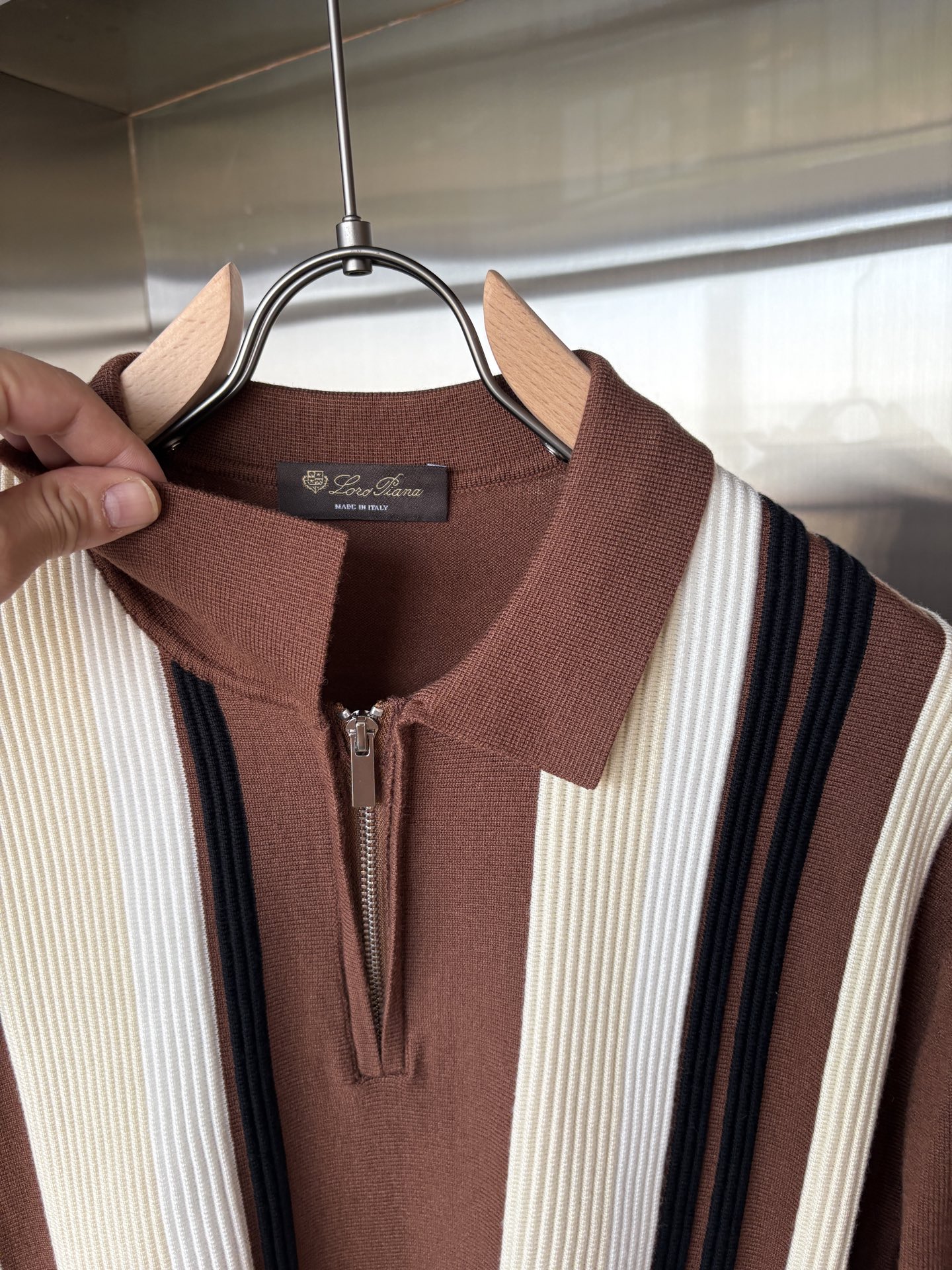 耗时王”菱形提花设计甄选超细优质纱线翻领短袖男士典藏款「耗时王」长袖针织奢雅工艺，触肤即高阶。• 匠心底