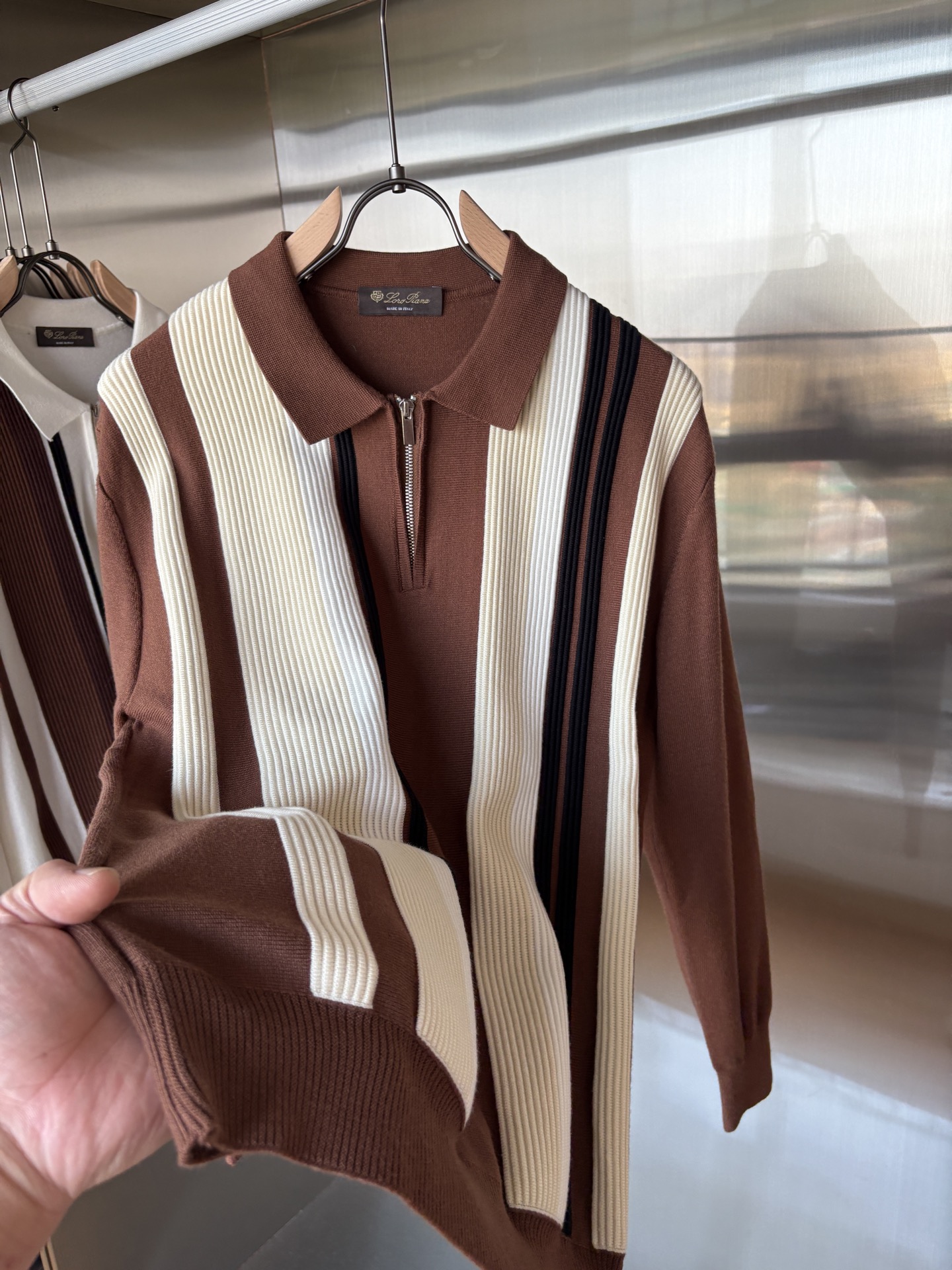 耗时王”菱形提花设计甄选超细优质纱线翻领短袖男士典藏款「耗时王」长袖针织奢雅工艺，触肤即高阶。• 匠心底