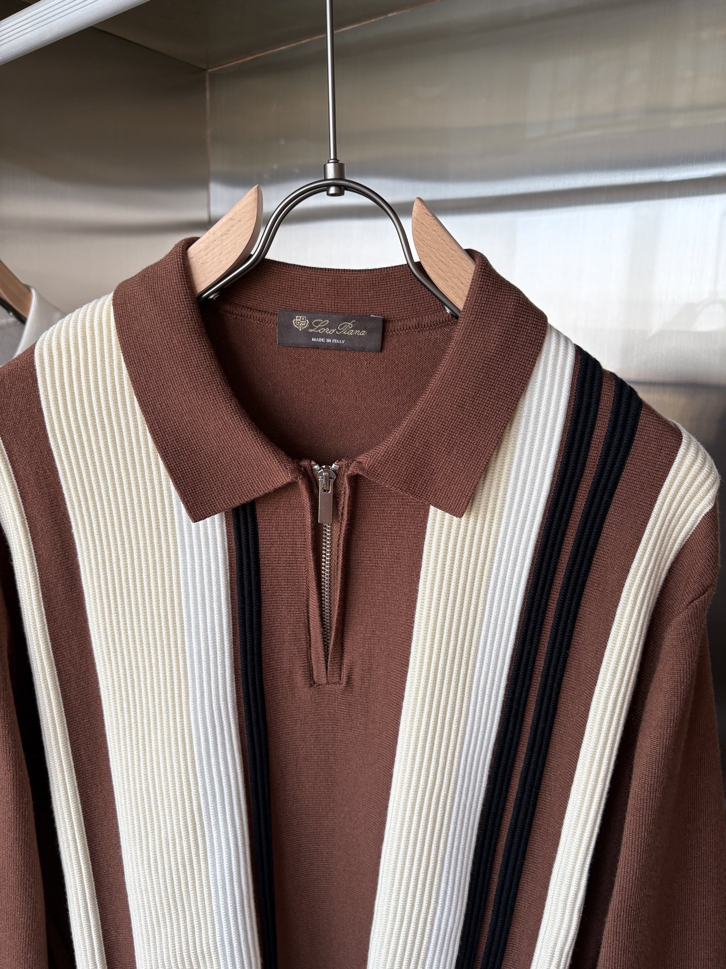 耗时王”菱形提花设计甄选超细优质纱线翻领短袖男士典藏款「耗时王」长袖针织奢雅工艺，触肤即高阶。• 匠心底