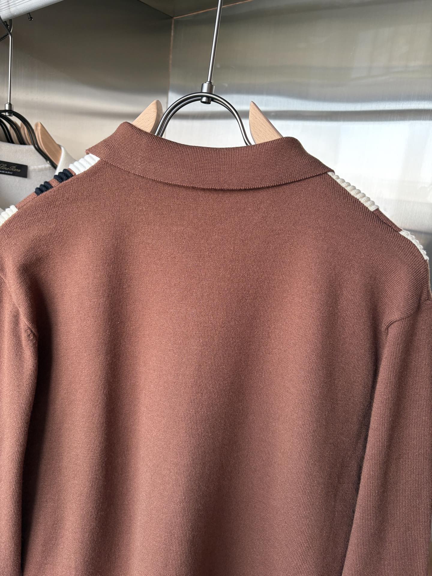 耗时王”菱形提花设计甄选超细优质纱线翻领短袖男士典藏款「耗时王」长袖针织奢雅工艺，触肤即高阶。• 匠心底