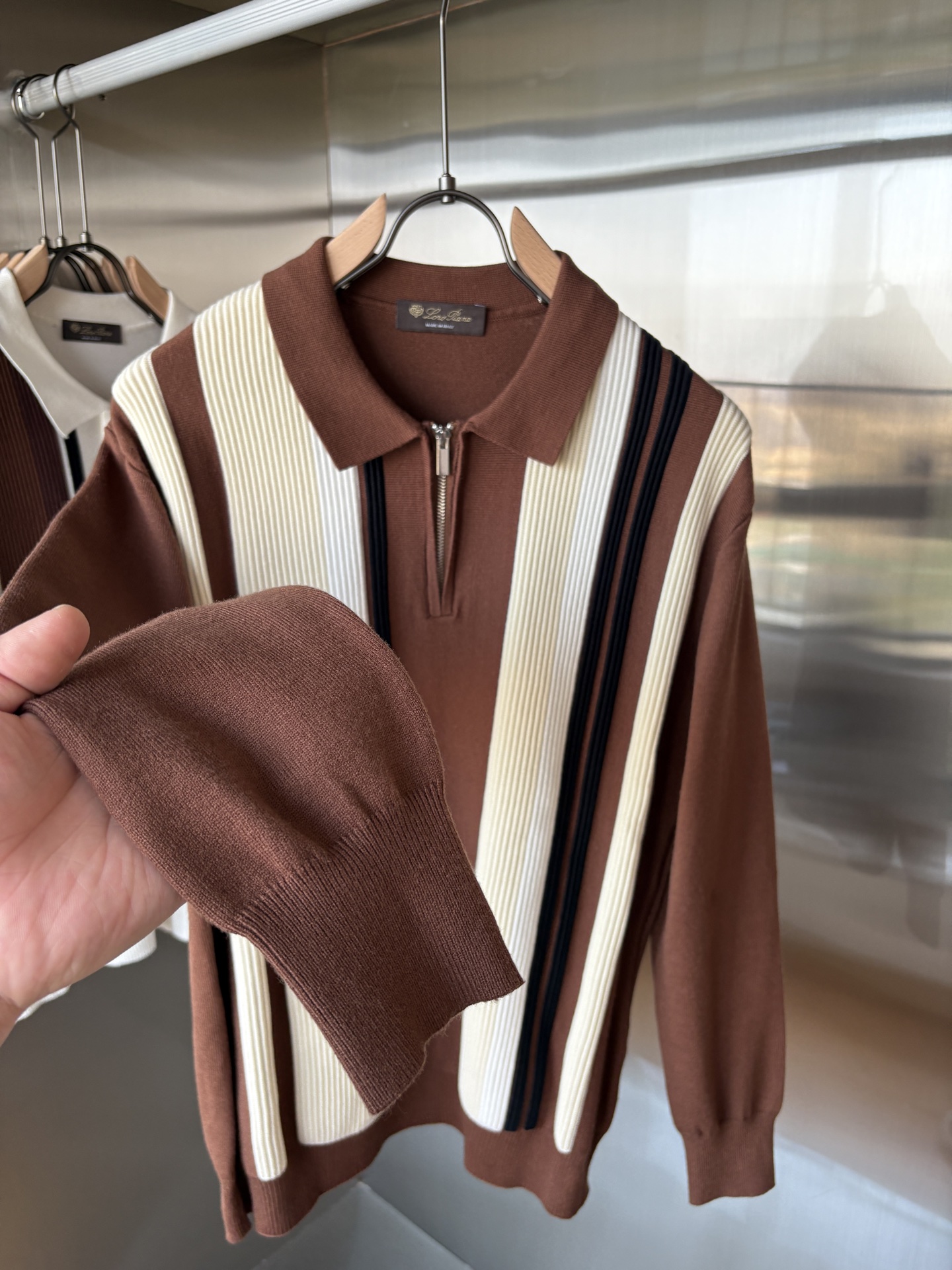 耗时王”菱形提花设计甄选超细优质纱线翻领短袖男士典藏款「耗时王」长袖针织奢雅工艺，触肤即高阶。• 匠心底