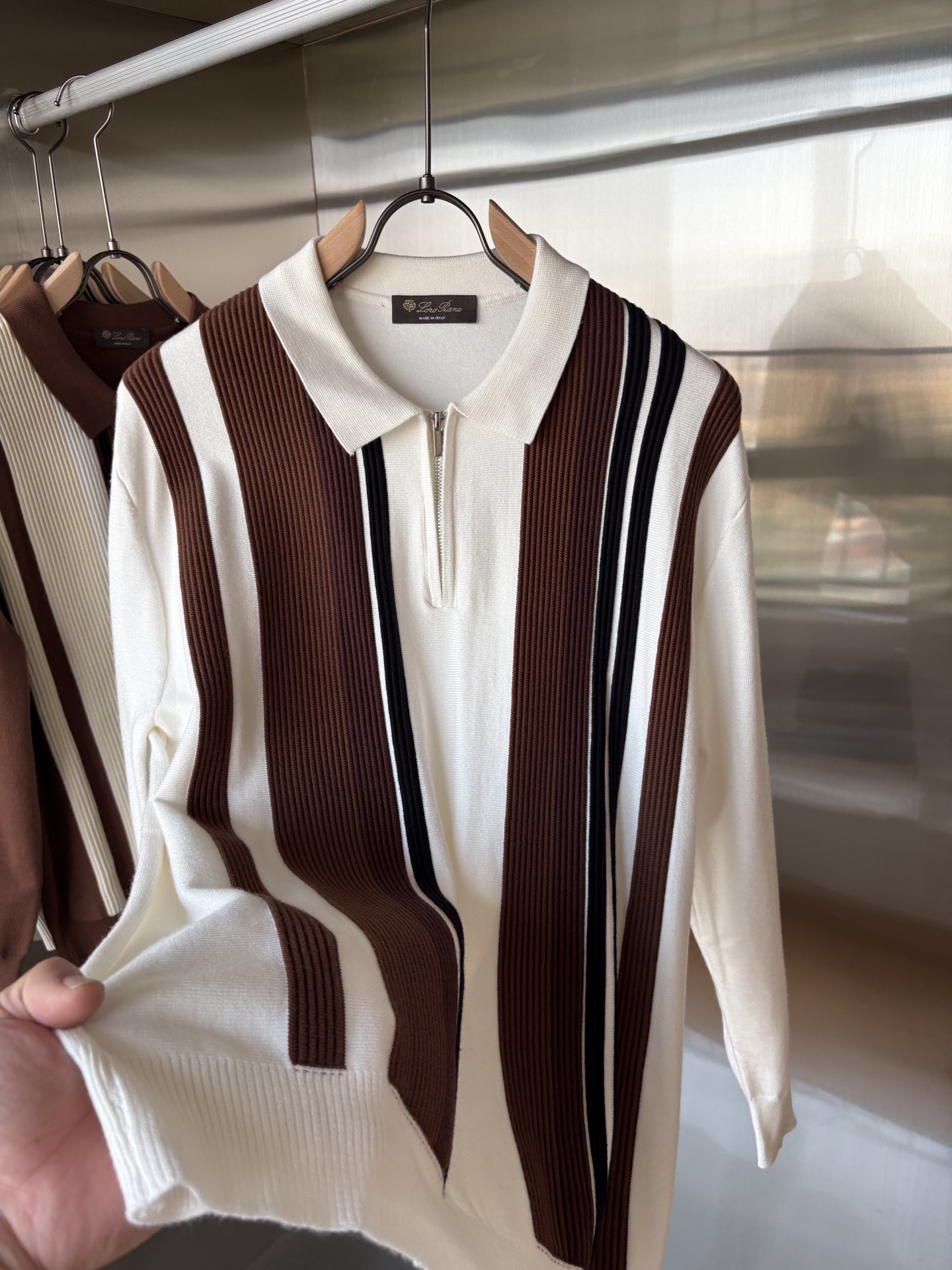 耗时王”菱形提花设计甄选超细优质纱线翻领短袖男士典藏款「耗时王」长袖针织奢雅工艺，触肤即高阶。• 匠心底