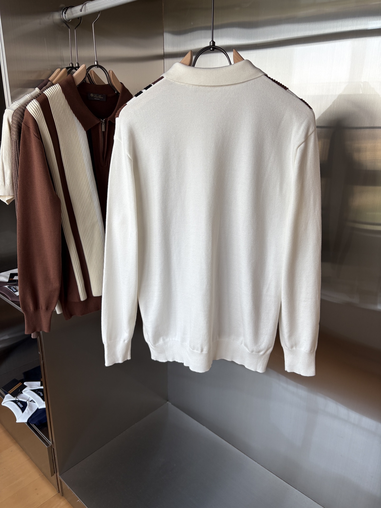 耗时王”菱形提花设计甄选超细优质纱线翻领短袖男士典藏款「耗时王」长袖针织奢雅工艺，触肤即高阶。• 匠心底