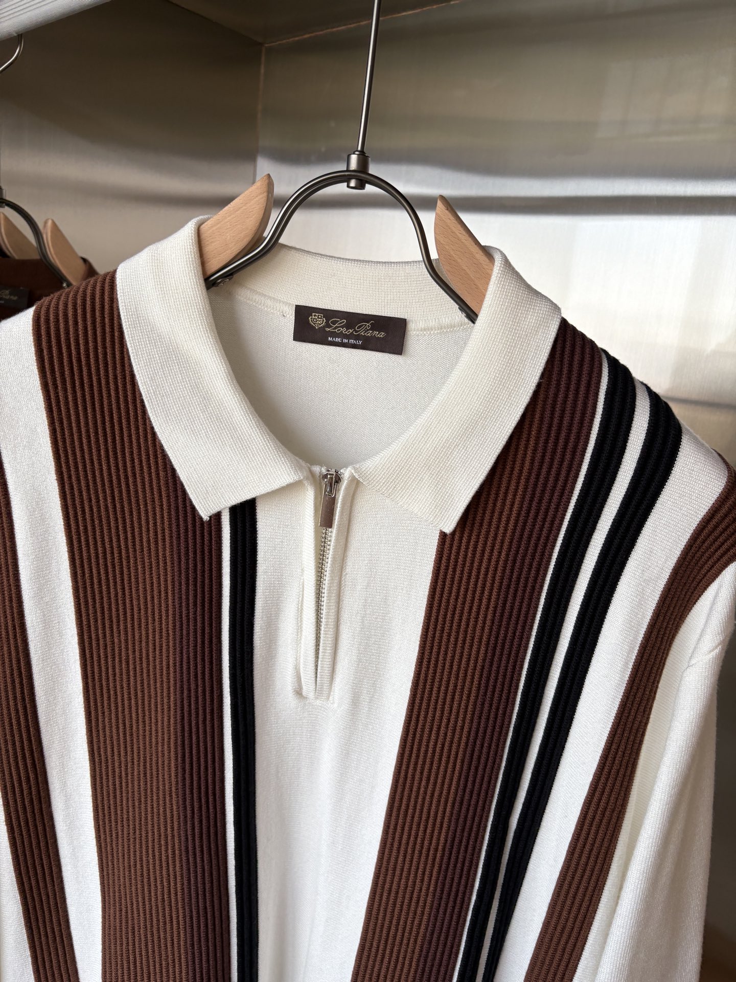 耗时王”菱形提花设计甄选超细优质纱线翻领短袖男士典藏款「耗时王」长袖针织奢雅工艺，触肤即高阶。• 匠心底