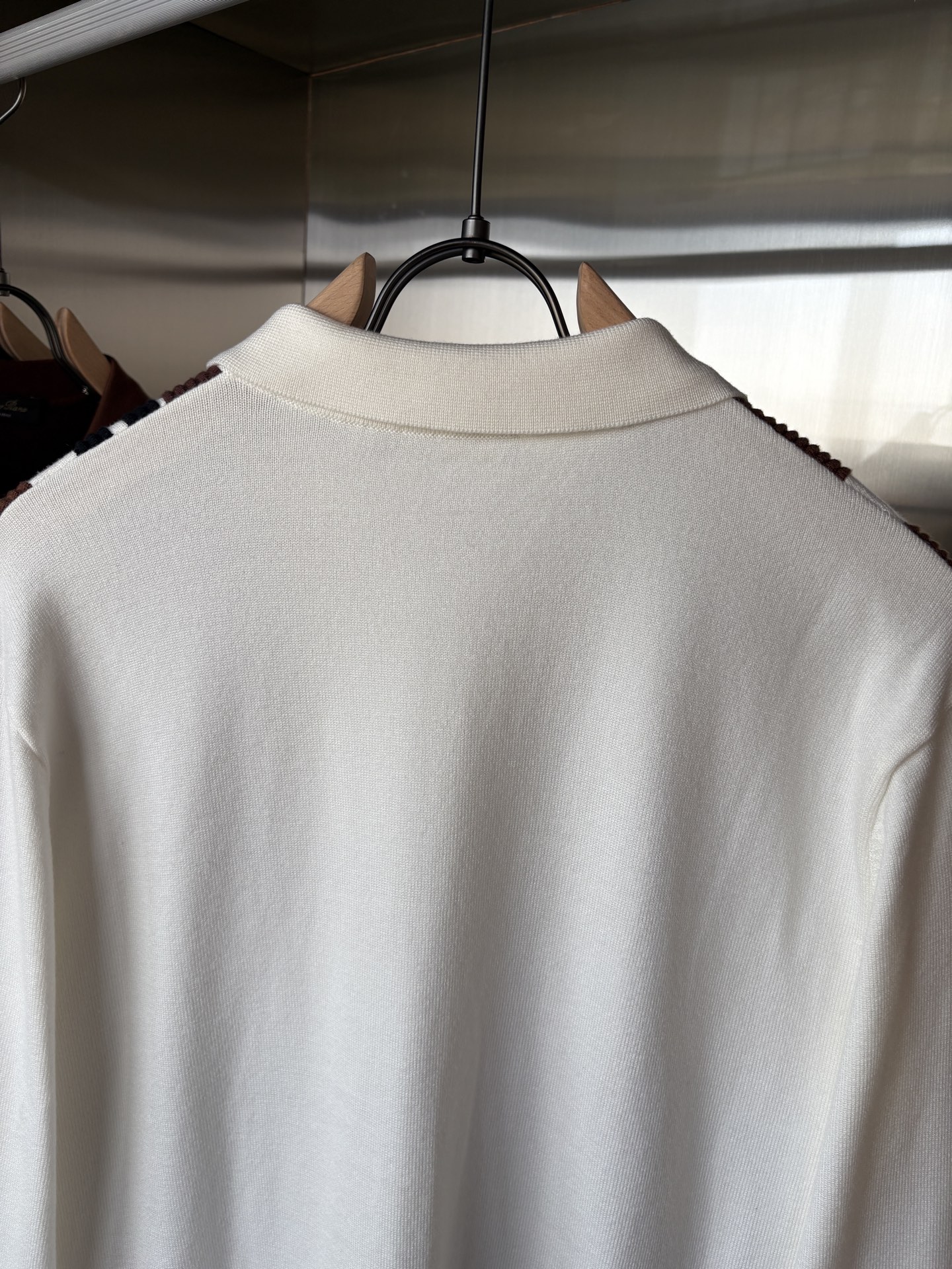 耗时王”菱形提花设计甄选超细优质纱线翻领短袖男士典藏款「耗时王」长袖针织奢雅工艺，触肤即高阶。• 匠心底