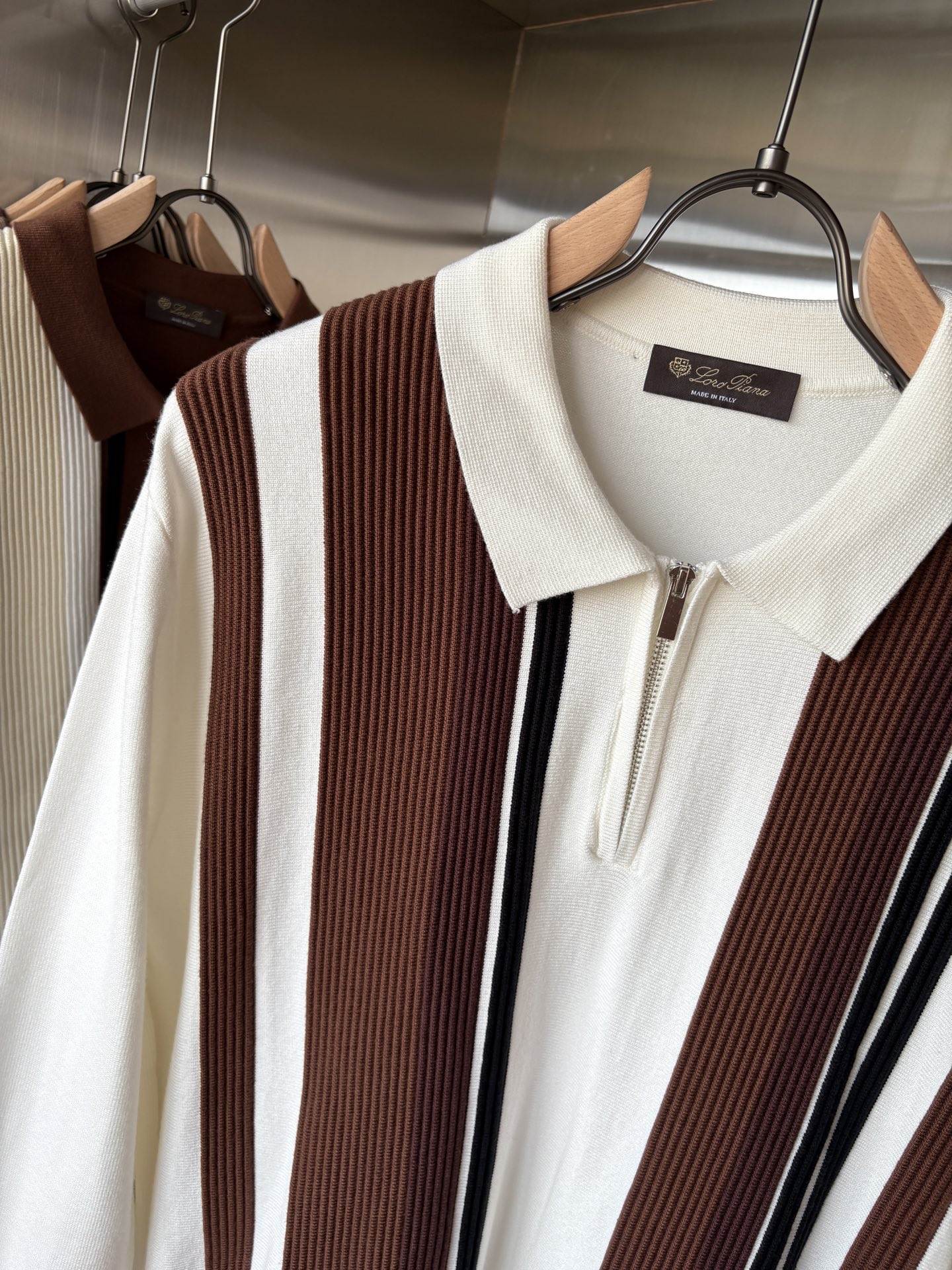 耗时王”菱形提花设计甄选超细优质纱线翻领短袖男士典藏款「耗时王」长袖针织奢雅工艺，触肤即高阶。• 匠心底