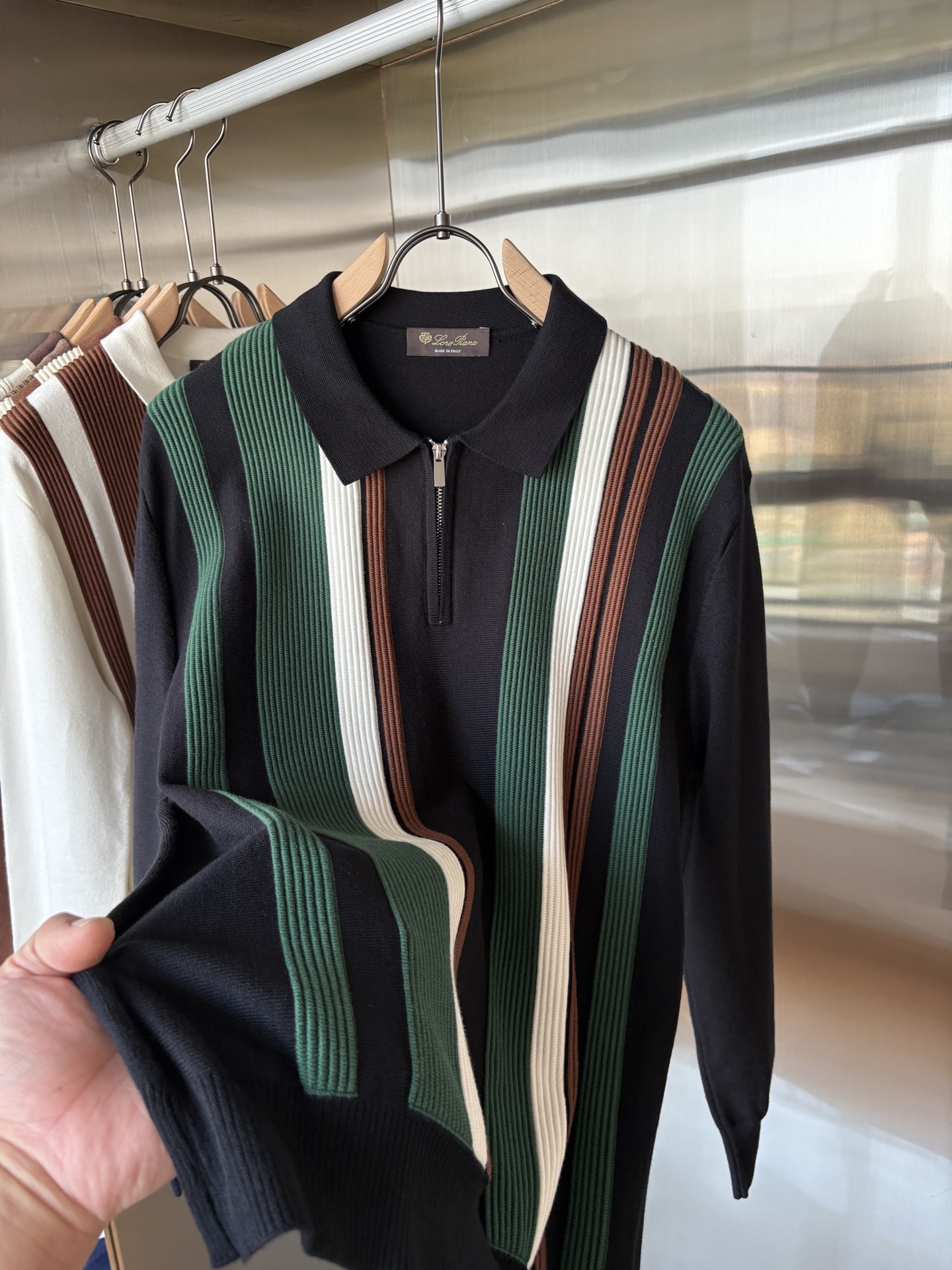 耗时王”菱形提花设计甄选超细优质纱线翻领短袖男士典藏款「耗时王」长袖针织奢雅工艺，触肤即高阶。• 匠心底