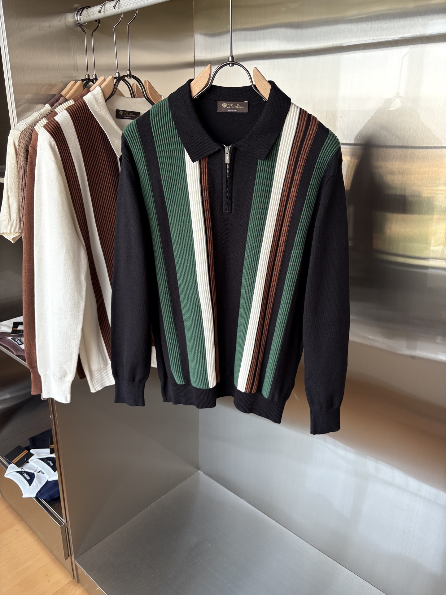 耗时王”菱形提花设计甄选超细优质纱线翻领短袖男士典藏款「耗时王」长袖针织奢雅工艺，触肤即高阶。• 匠心底