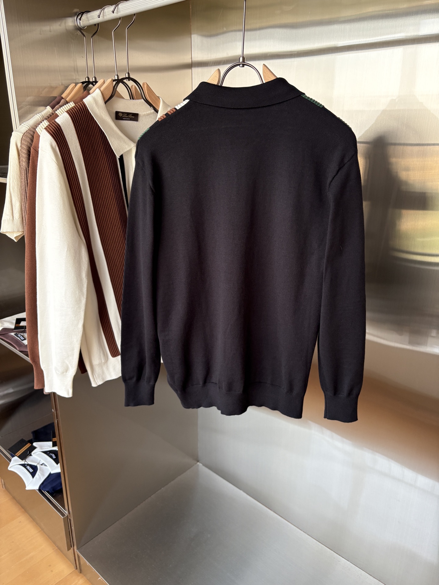 耗时王”菱形提花设计甄选超细优质纱线翻领短袖男士典藏款「耗时王」长袖针织奢雅工艺，触肤即高阶。• 匠心底