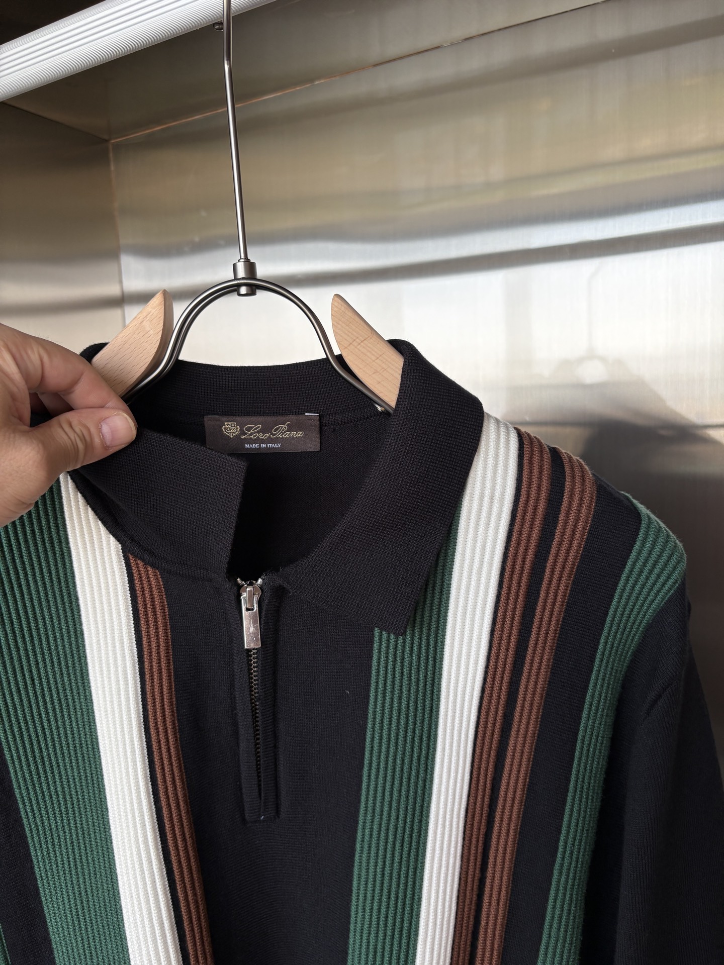 耗时王”菱形提花设计甄选超细优质纱线翻领短袖男士典藏款「耗时王」长袖针织奢雅工艺，触肤即高阶。• 匠心底