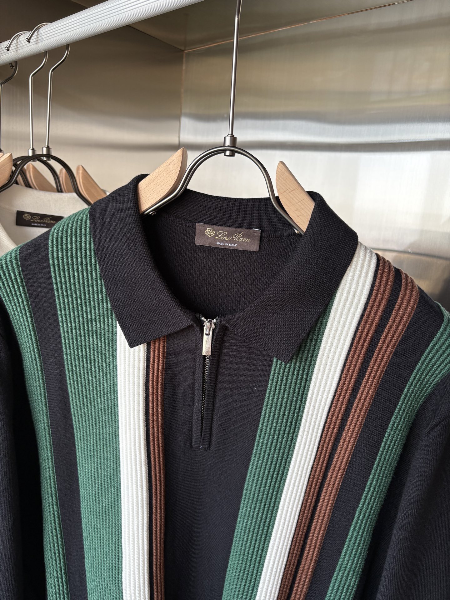 耗时王”菱形提花设计甄选超细优质纱线翻领短袖男士典藏款「耗时王」长袖针织奢雅工艺，触肤即高阶。• 匠心底