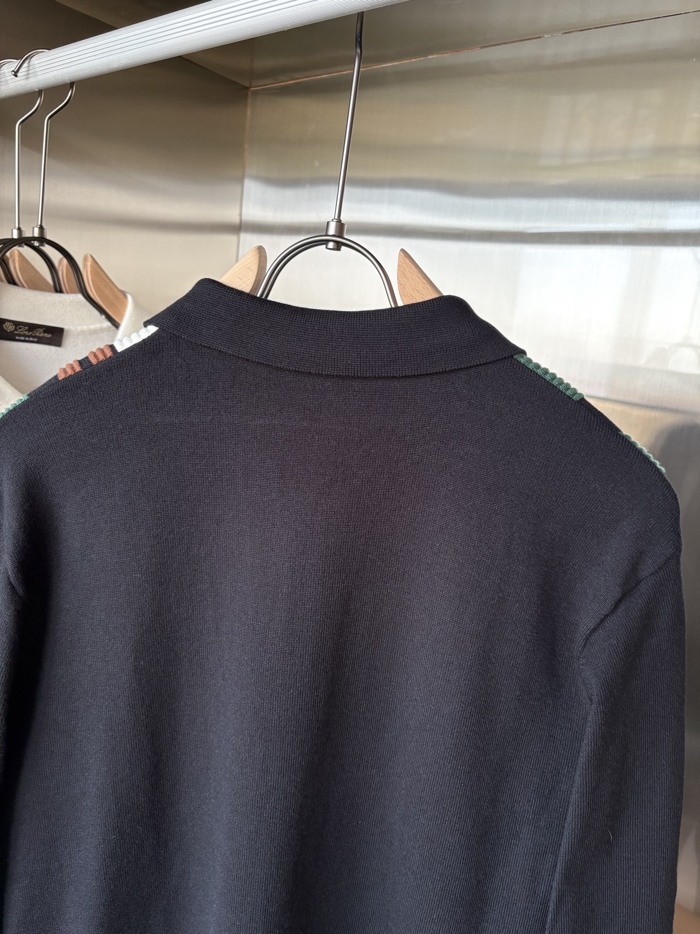 耗时王”菱形提花设计甄选超细优质纱线翻领短袖男士典藏款「耗时王」长袖针织奢雅工艺，触肤即高阶。• 匠心底