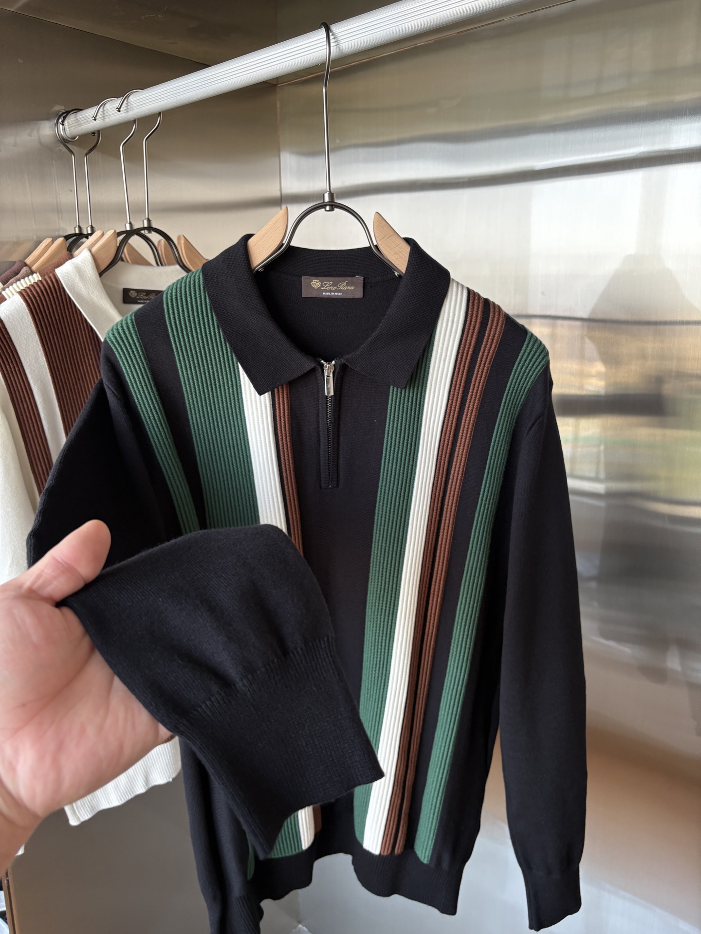 耗时王”菱形提花设计甄选超细优质纱线翻领短袖男士典藏款「耗时王」长袖针织奢雅工艺，触肤即高阶。• 匠心底