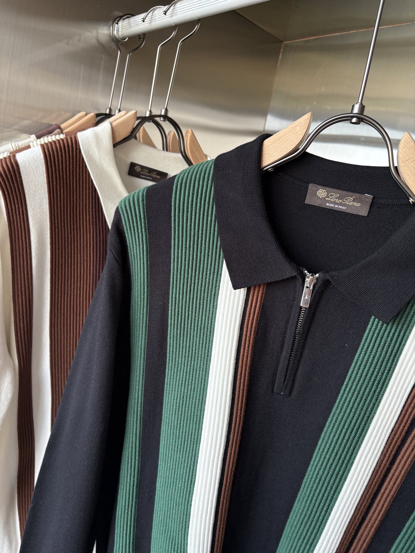 耗时王”菱形提花设计甄选超细优质纱线翻领短袖男士典藏款「耗时王」长袖针织奢雅工艺，触肤即高阶。• 匠心底