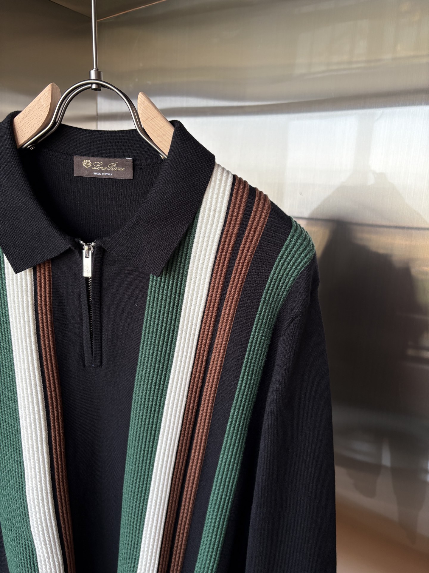 耗时王”菱形提花设计甄选超细优质纱线翻领短袖男士典藏款「耗时王」长袖针织奢雅工艺，触肤即高阶。• 匠心底