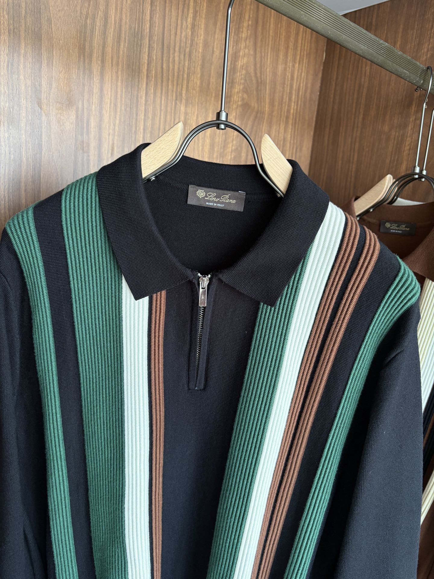 耗时王”菱形提花设计甄选超细优质纱线翻领短袖男士典藏款「耗时王」长袖针织奢雅工艺，触肤即高阶。

• 匠