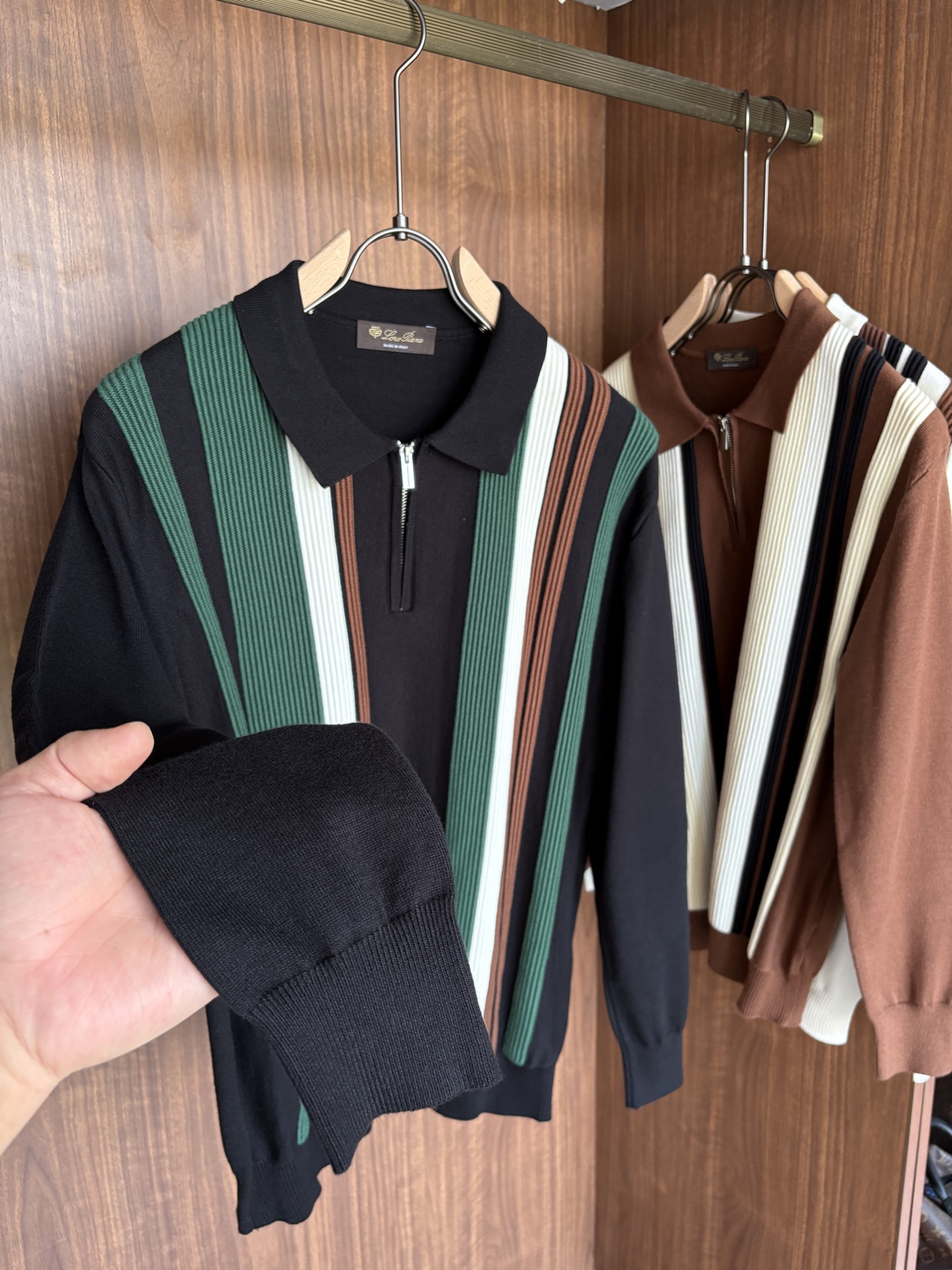 耗时王”菱形提花设计甄选超细优质纱线翻领短袖男士典藏款「耗时王」长袖针织奢雅工艺，触肤即高阶。

• 匠