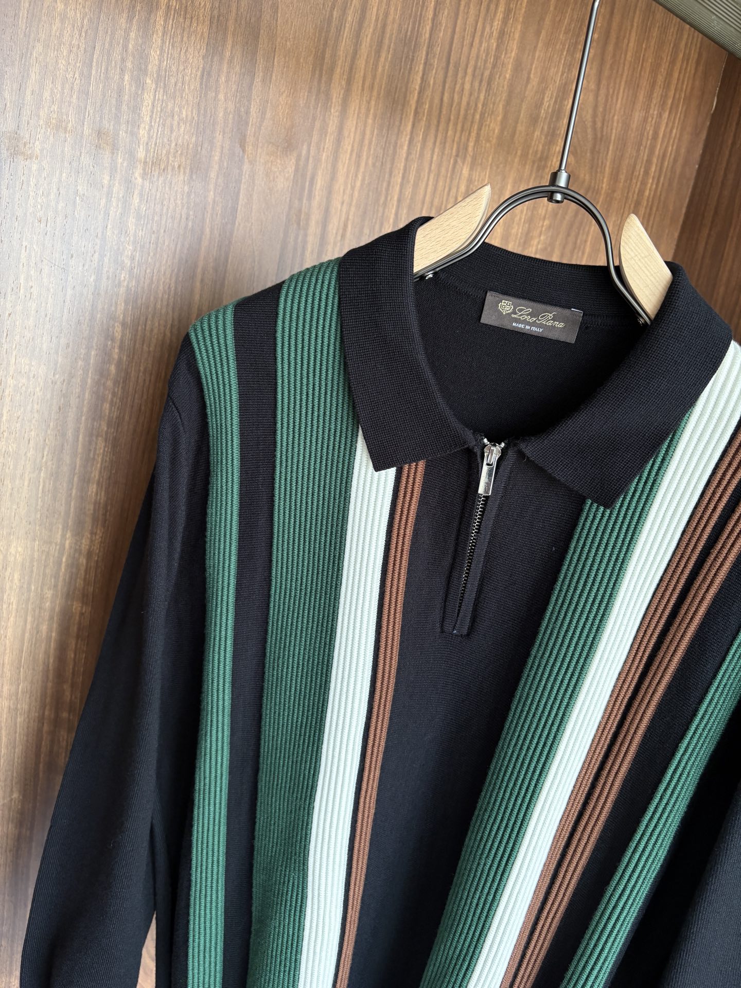 耗时王”菱形提花设计甄选超细优质纱线翻领短袖男士典藏款「耗时王」长袖针织奢雅工艺，触肤即高阶。

• 匠