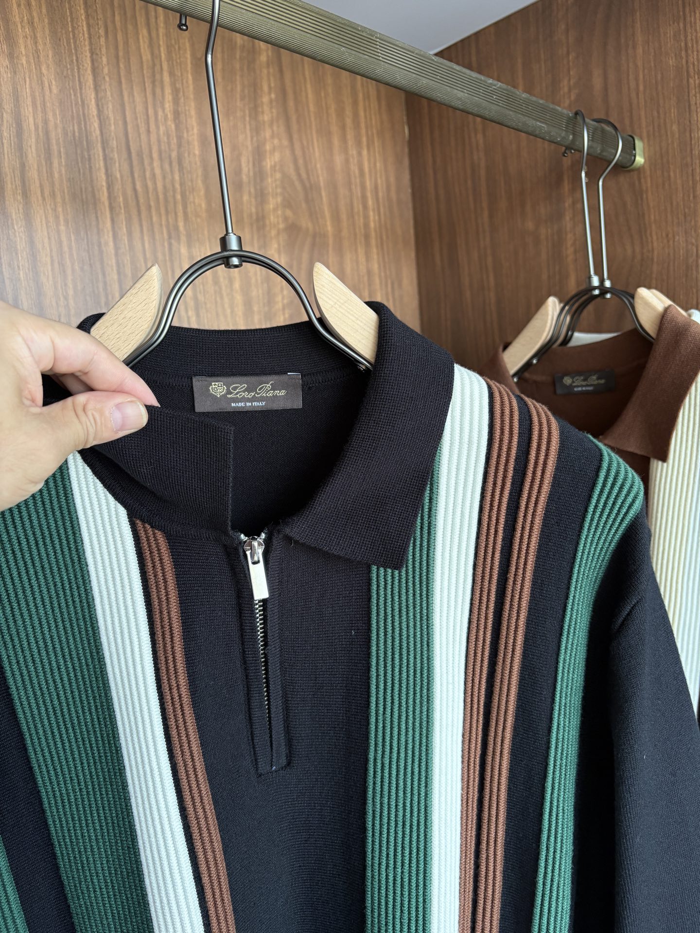 耗时王”菱形提花设计甄选超细优质纱线翻领短袖男士典藏款「耗时王」长袖针织奢雅工艺，触肤即高阶。

• 匠