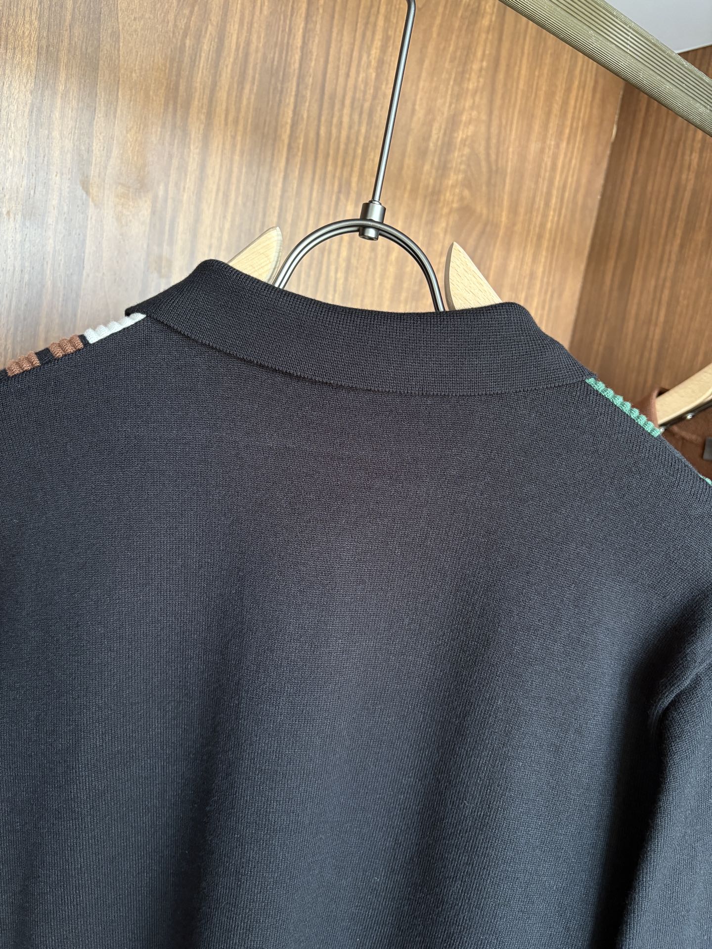 耗时王”菱形提花设计甄选超细优质纱线翻领短袖男士典藏款「耗时王」长袖针织奢雅工艺，触肤即高阶。

• 匠