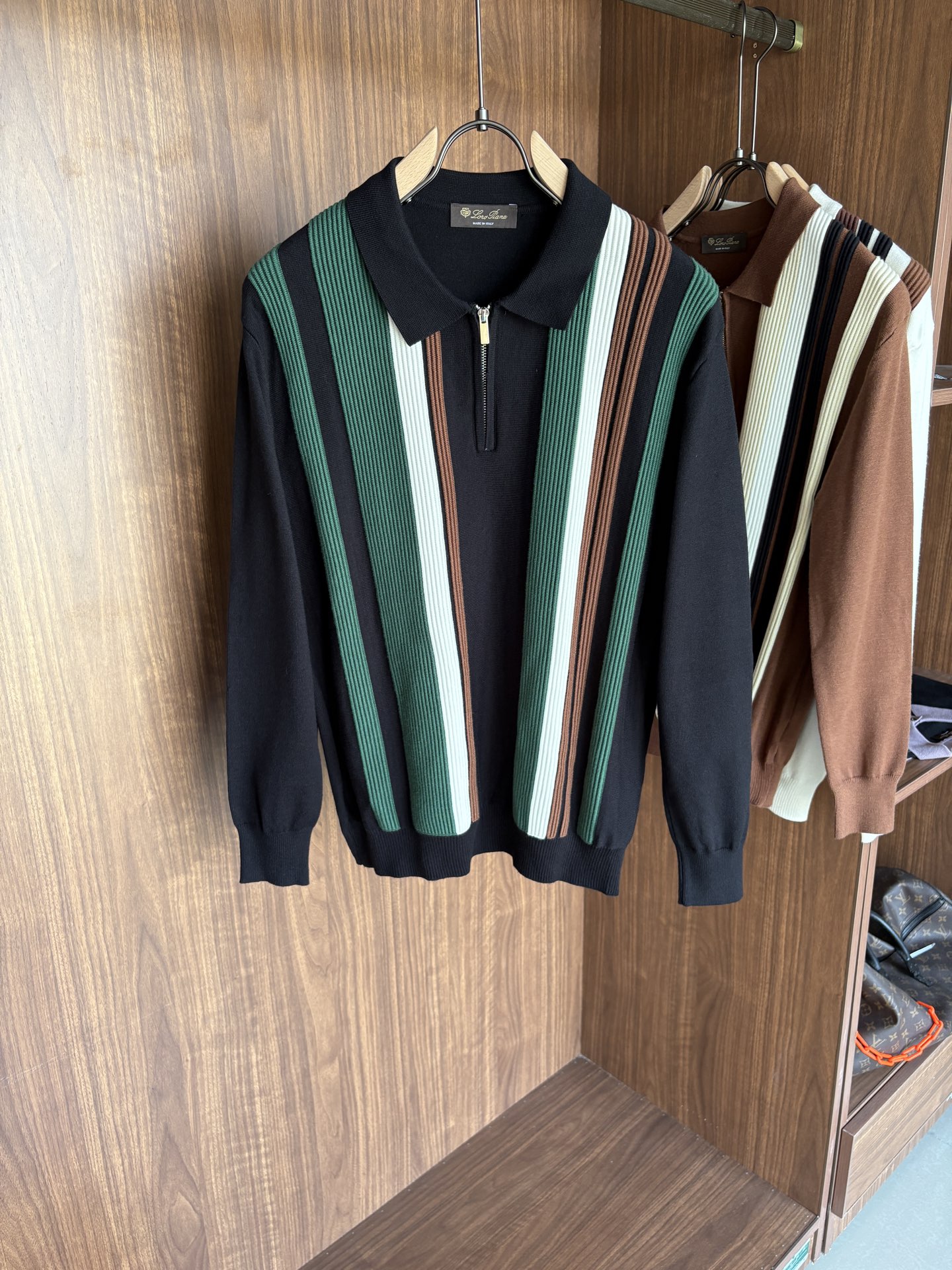 耗时王”菱形提花设计甄选超细优质纱线翻领短袖男士典藏款「耗时王」长袖针织奢雅工艺，触肤即高阶。

• 匠