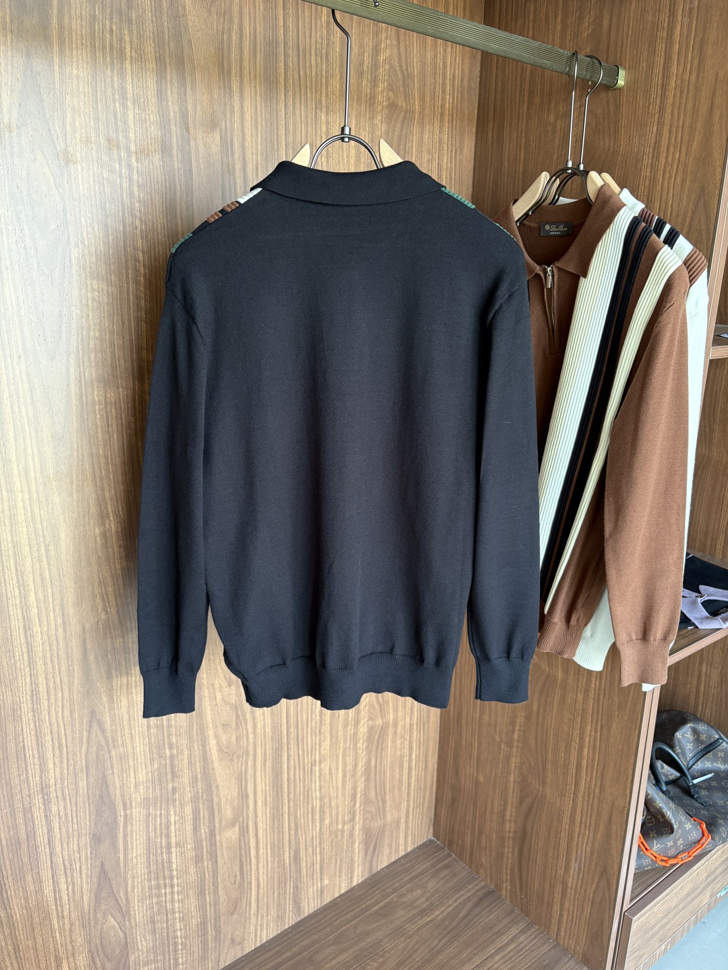 耗时王”菱形提花设计甄选超细优质纱线翻领短袖男士典藏款「耗时王」长袖针织奢雅工艺，触肤即高阶。

• 匠