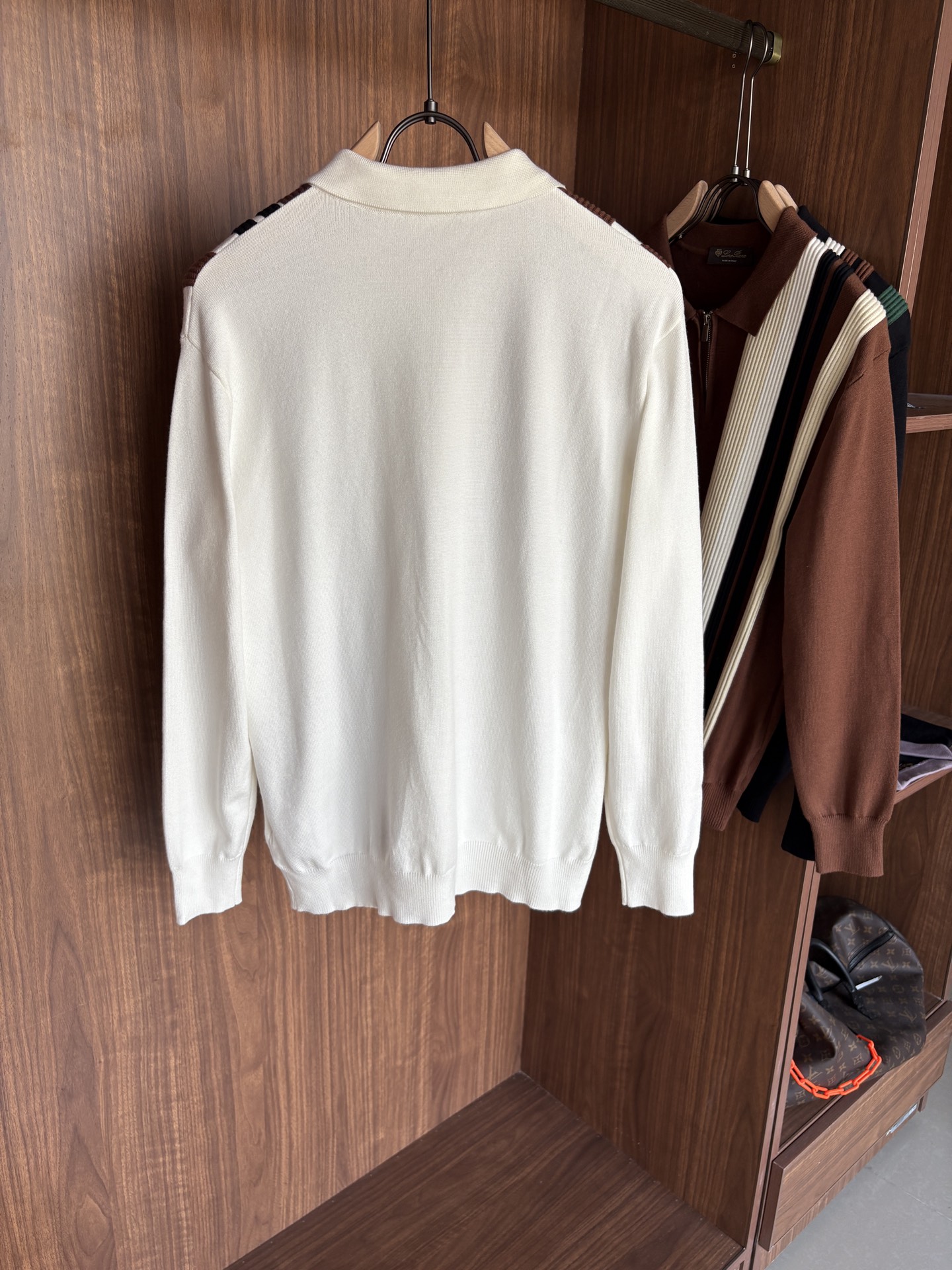 耗时王”菱形提花设计甄选超细优质纱线翻领短袖男士典藏款「耗时王」长袖针织奢雅工艺，触肤即高阶。

• 匠