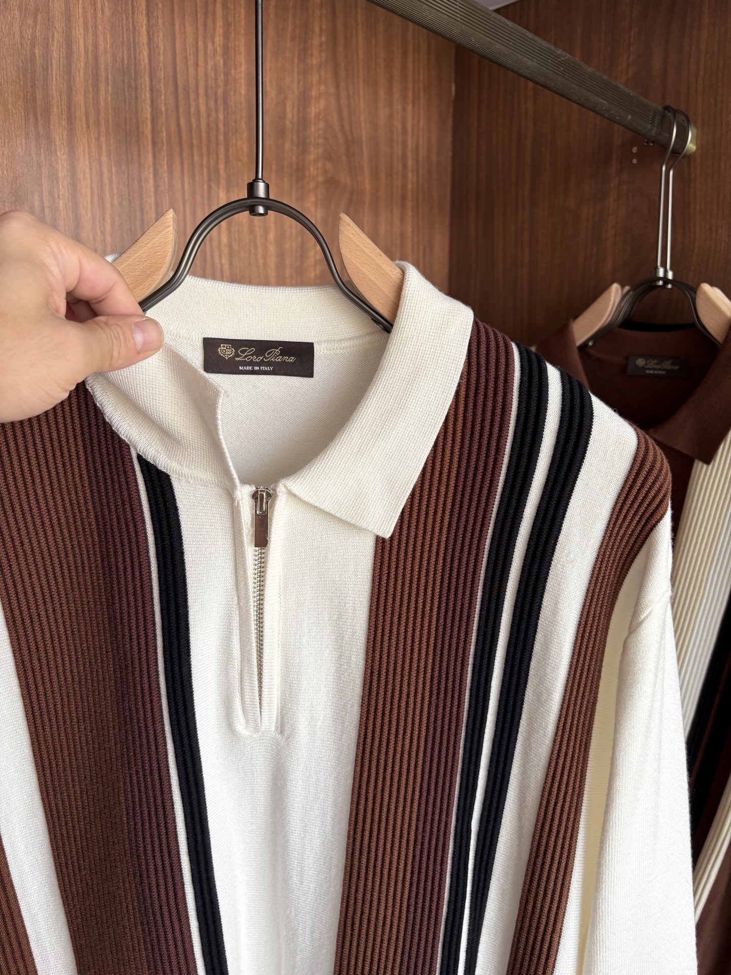 耗时王”菱形提花设计甄选超细优质纱线翻领短袖男士典藏款「耗时王」长袖针织奢雅工艺，触肤即高阶。

• 匠